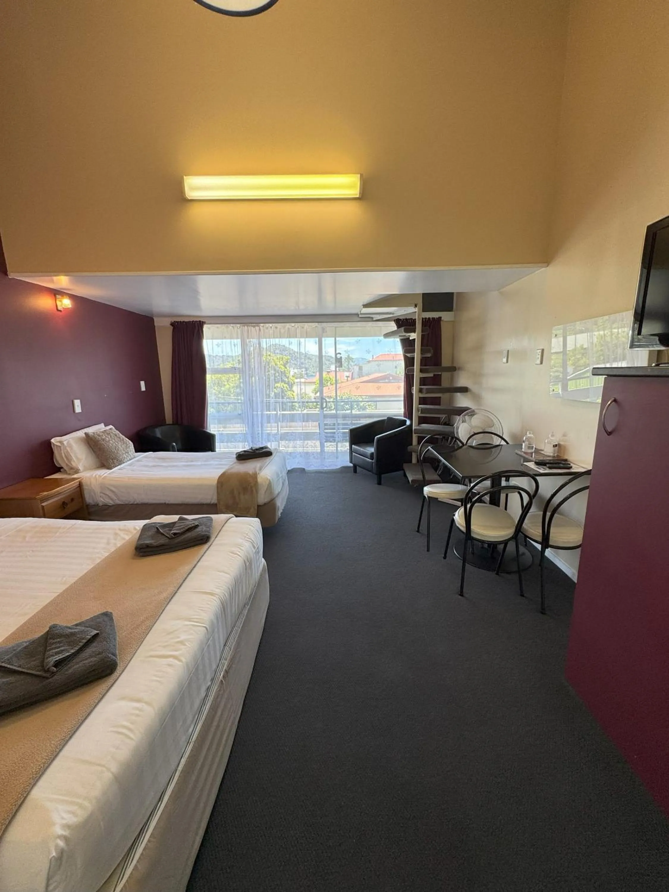 Seating area, Bed in Aldan Lodge