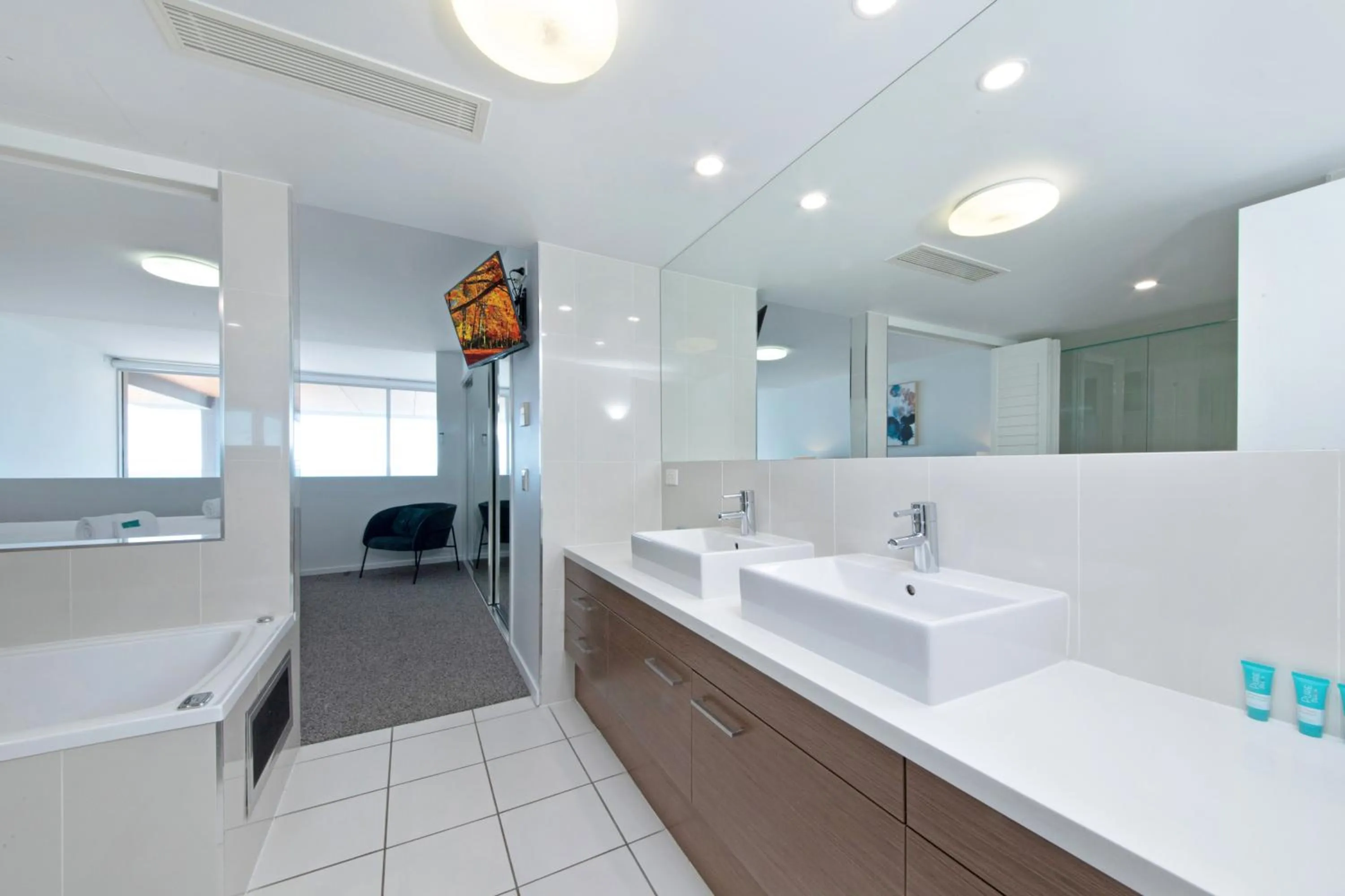 Bathroom in Echelon Apartments Yeppoon