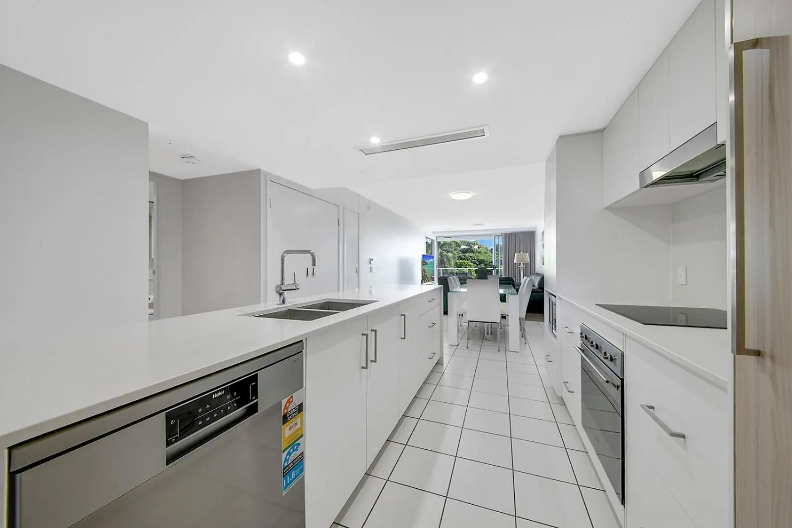 Kitchen or kitchenette in Echelon Apartments Yeppoon