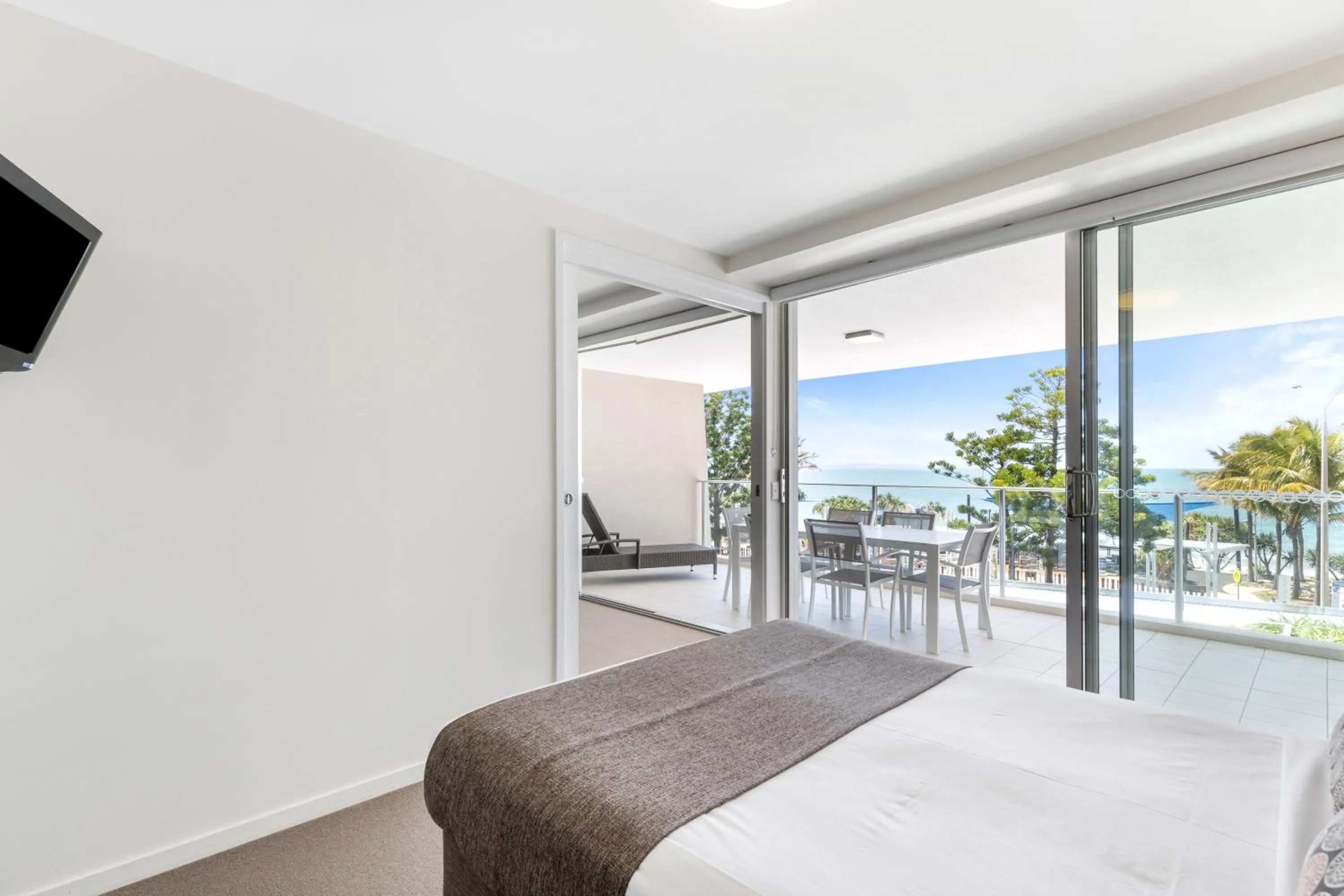 View (from property/room), Bed in Echelon Apartments Yeppoon