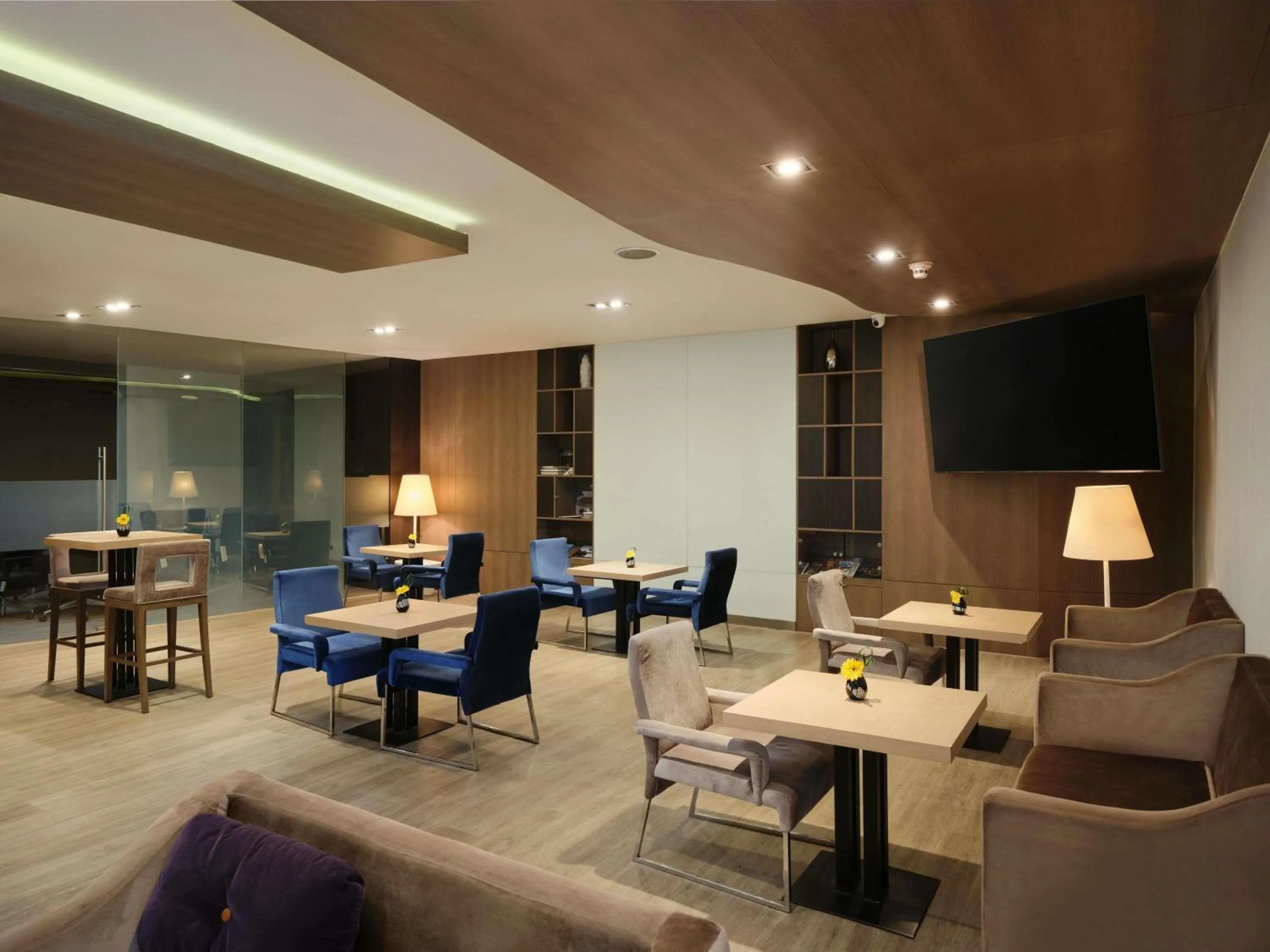 Restaurant/places to eat in Novotel Bangkok on Siam Square