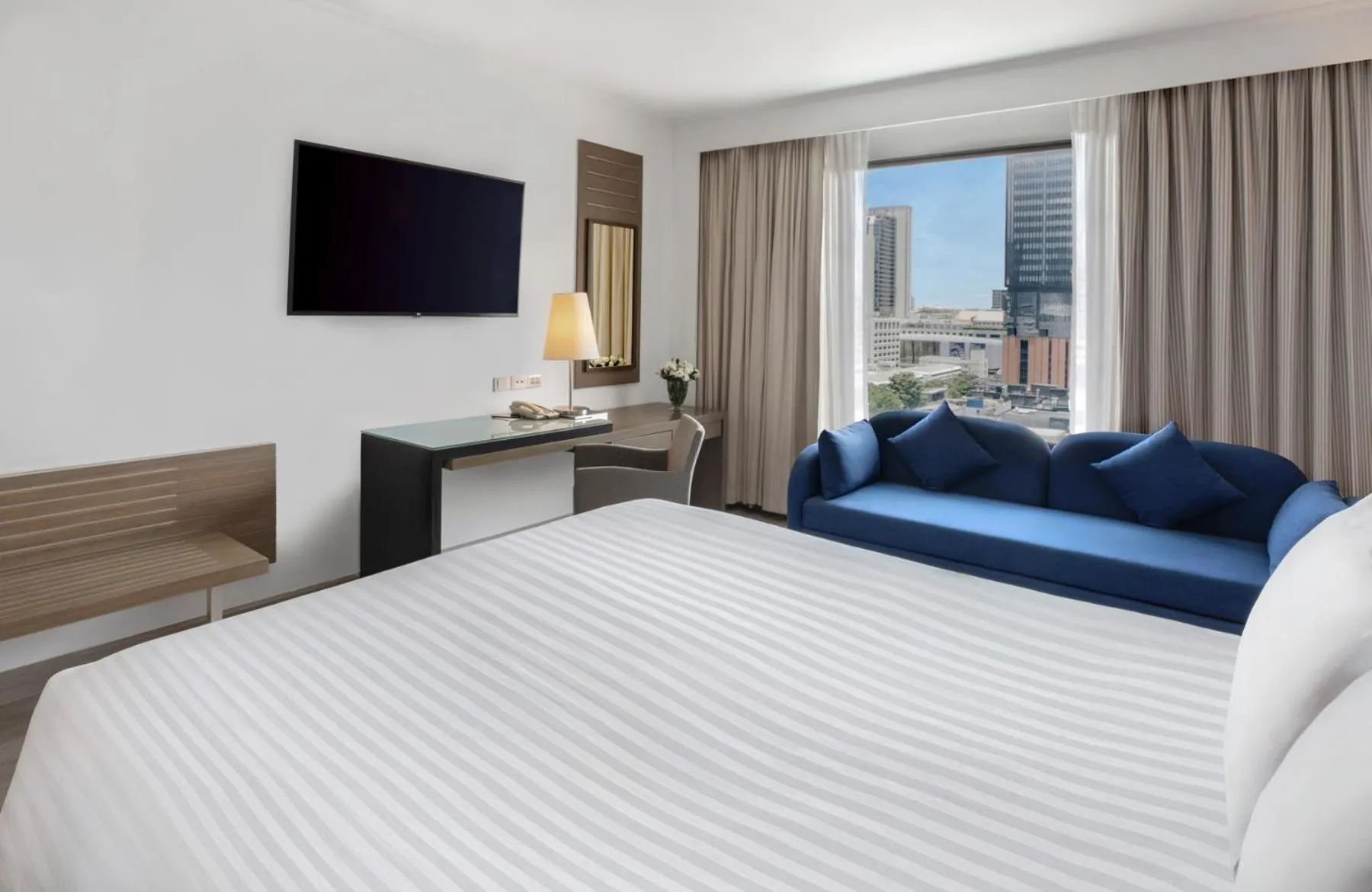 Seating area, Bed in Novotel Bangkok on Siam Square