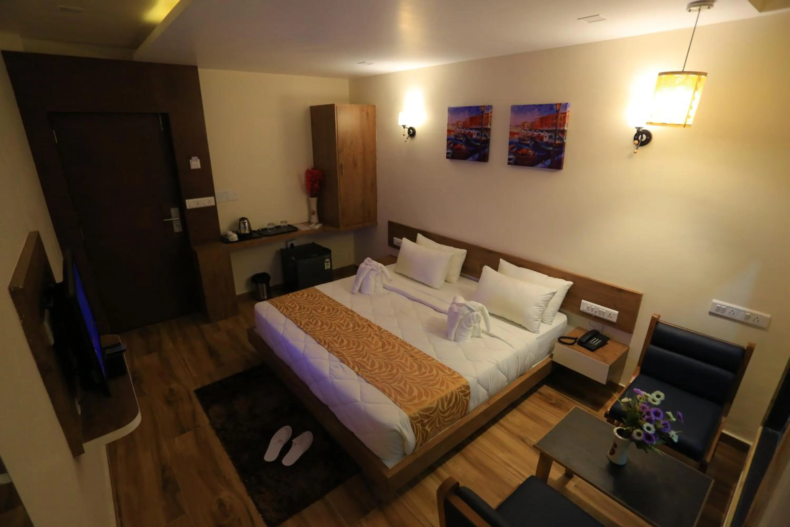 Photo of the whole room in The Grand Raveta