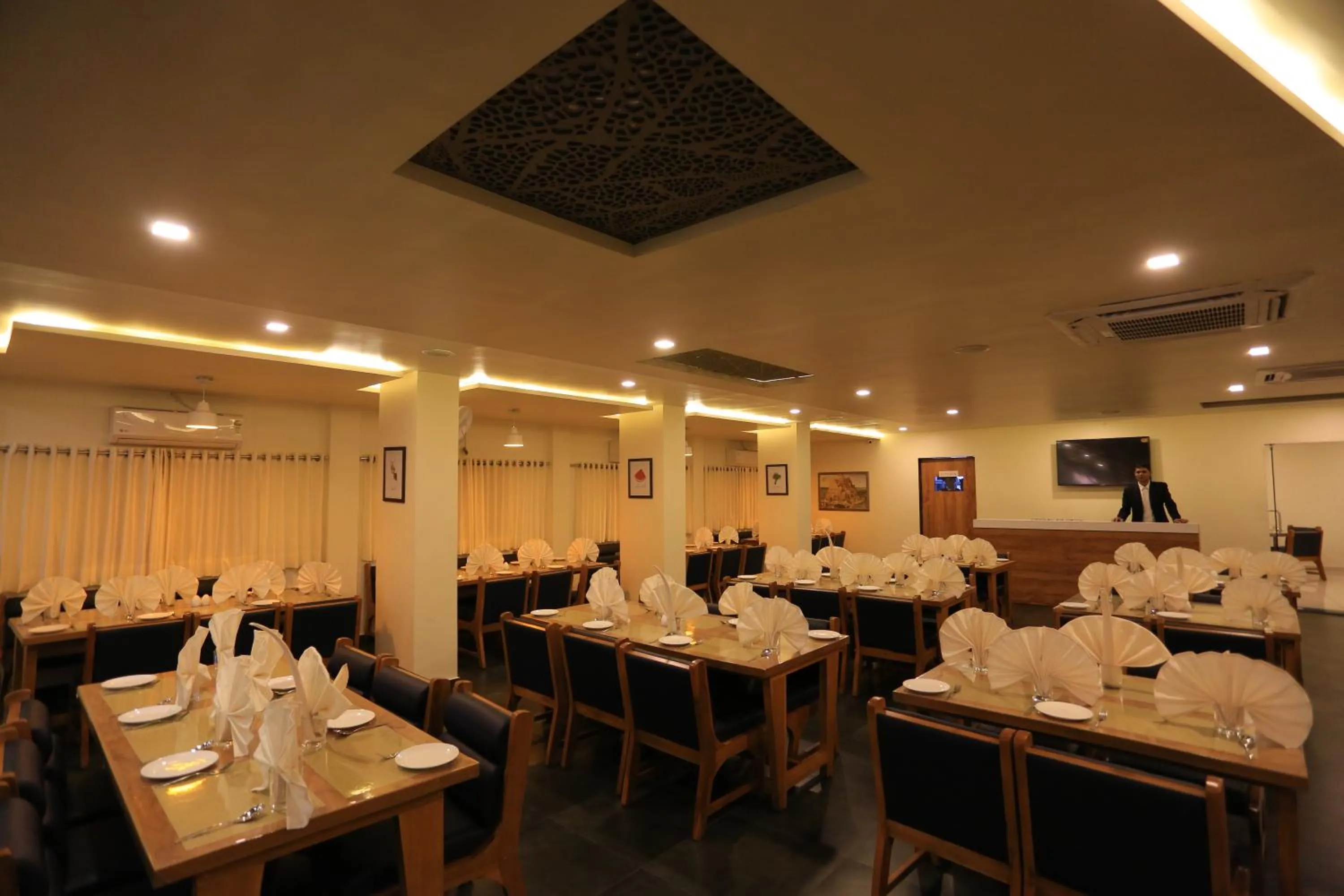 Restaurant/places to eat in The Grand Raveta