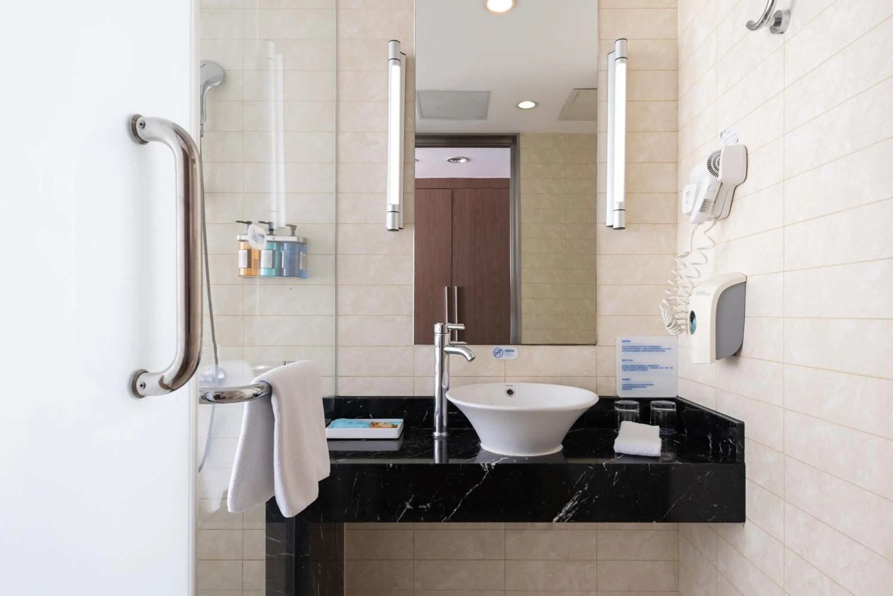 Photo of the whole room in Holiday Inn Express Suzhou Changjiang by IHG