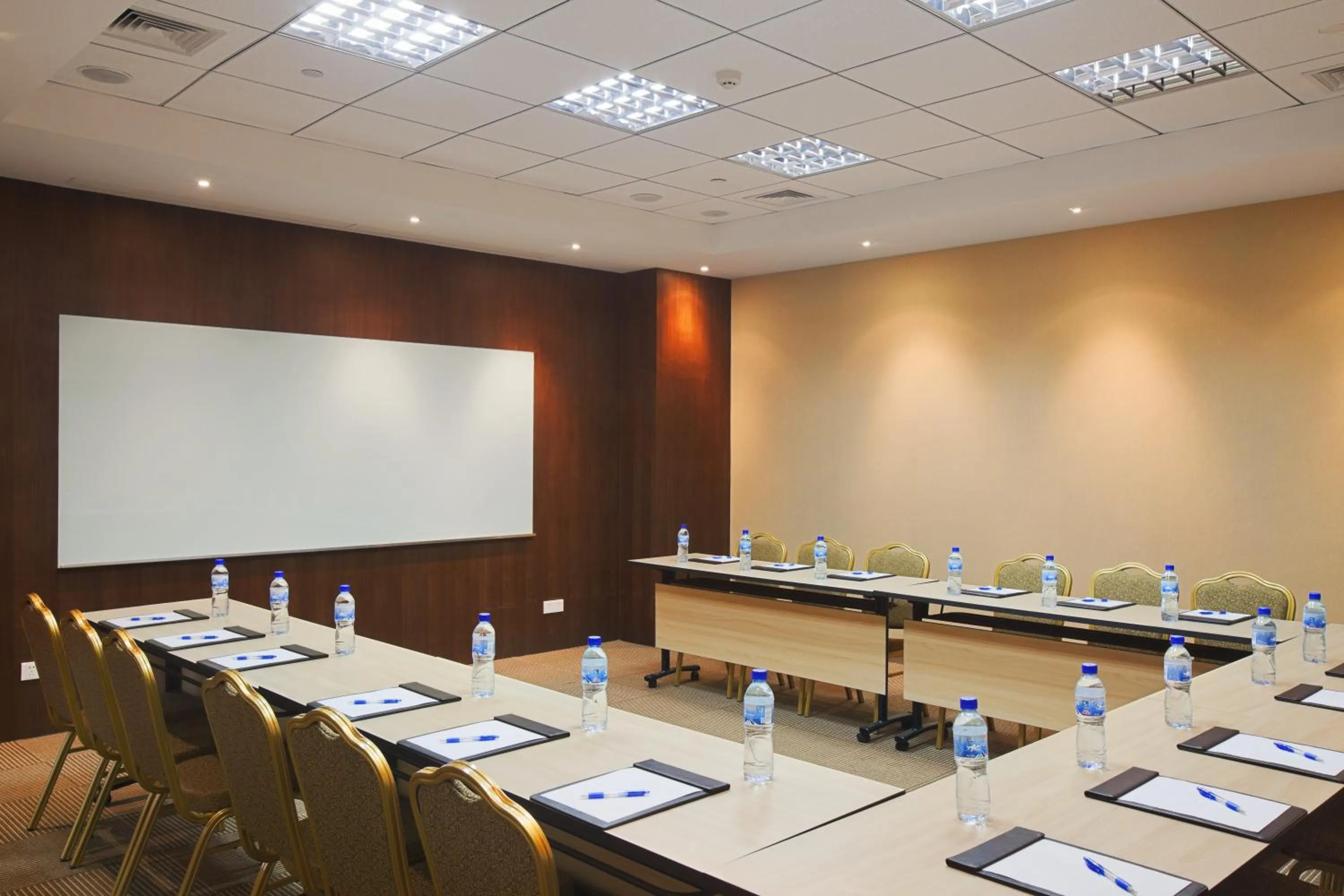 Meeting/conference room in Holiday Inn Express Suzhou Changjiang by IHG