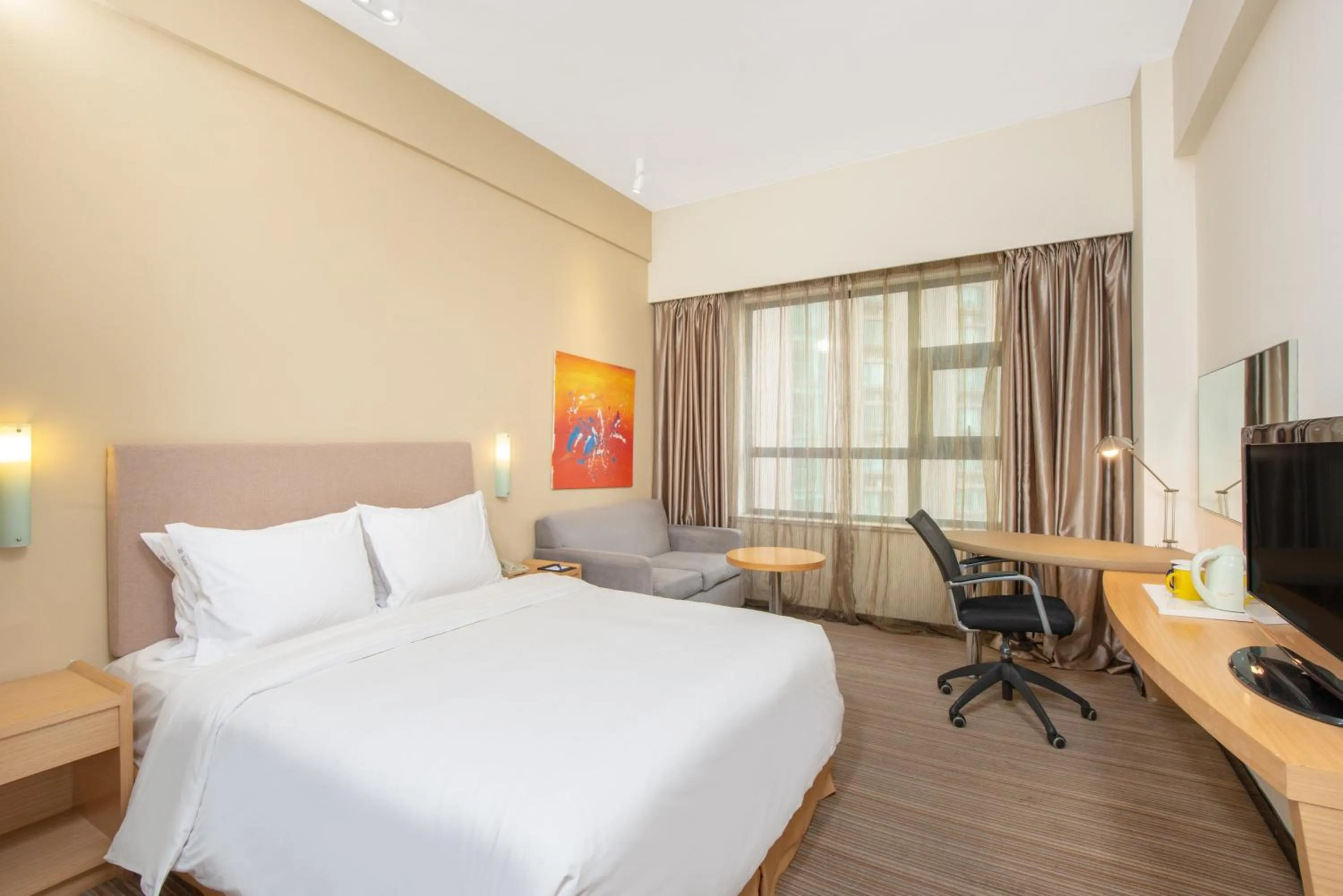 Photo of the whole room, Bed in Holiday Inn Express Suzhou Changjiang by IHG