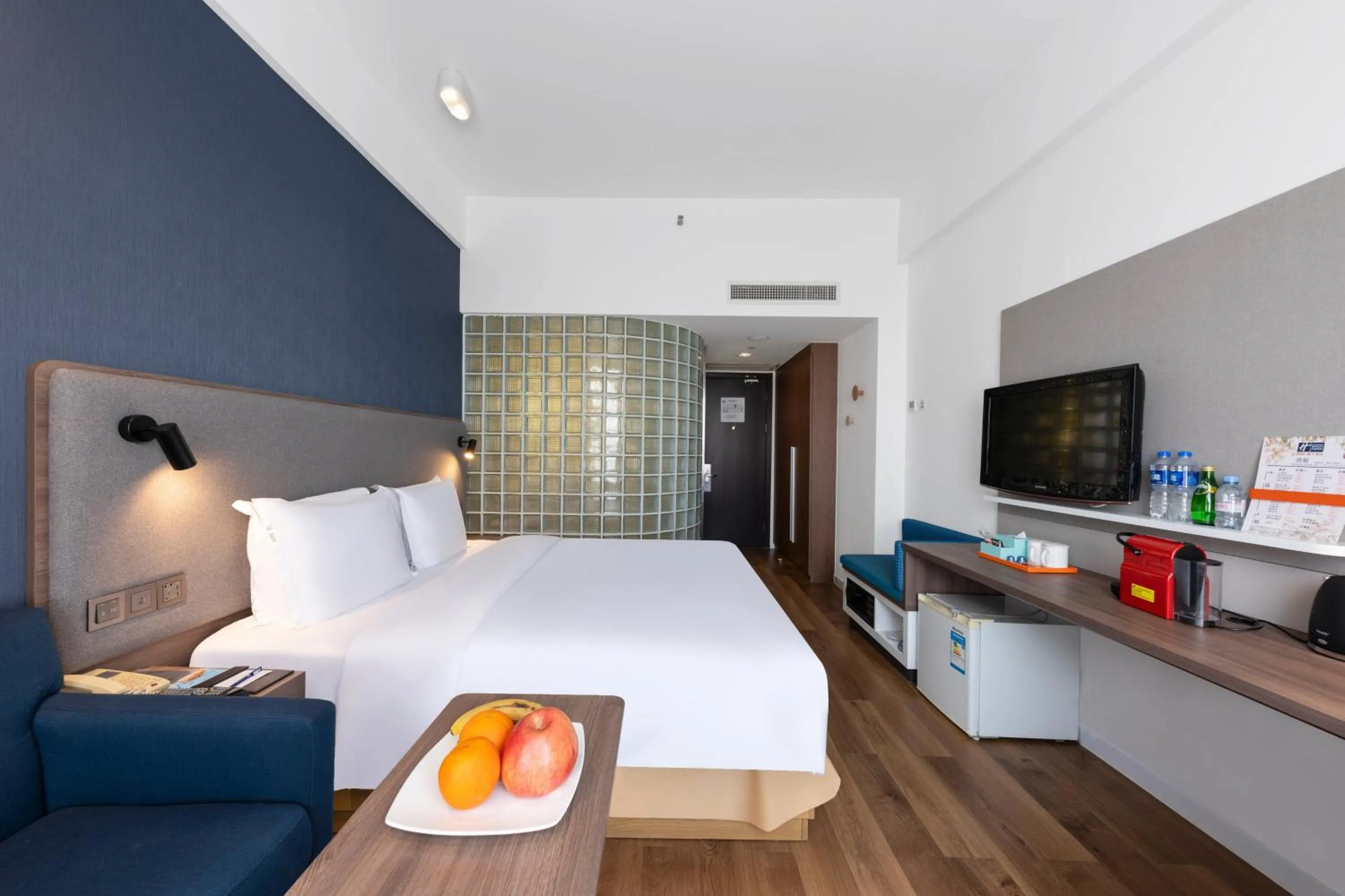 Photo of the whole room, Bed in Holiday Inn Express Suzhou Changjiang by IHG