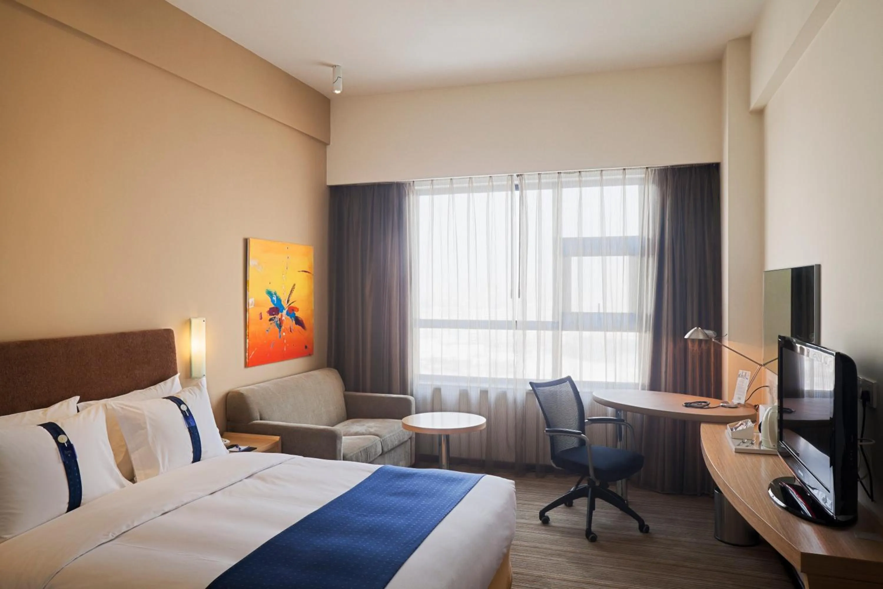Photo of the whole room, Bed in Holiday Inn Express Suzhou Changjiang by IHG