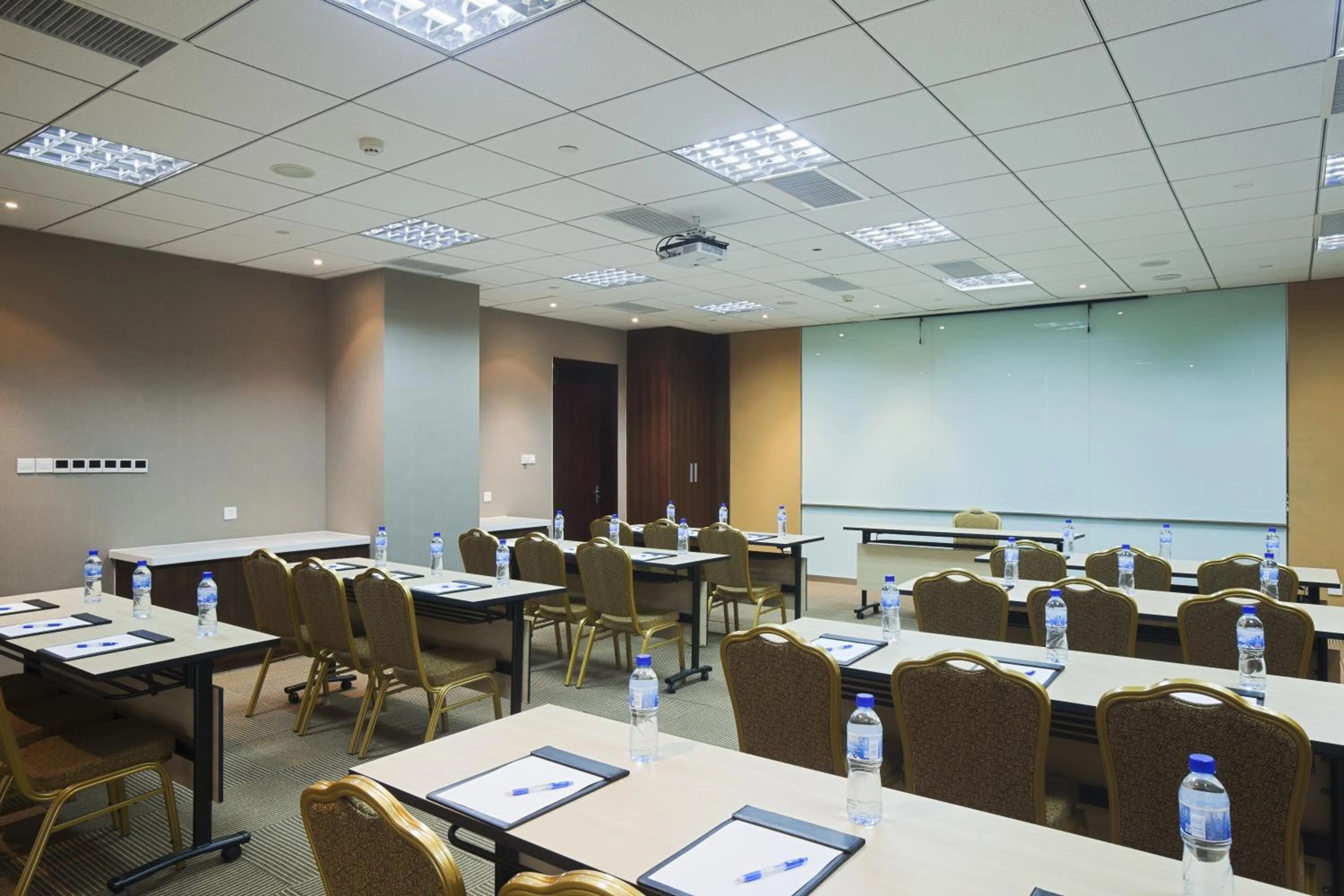 Meeting/conference room in Holiday Inn Express Suzhou Changjiang by IHG