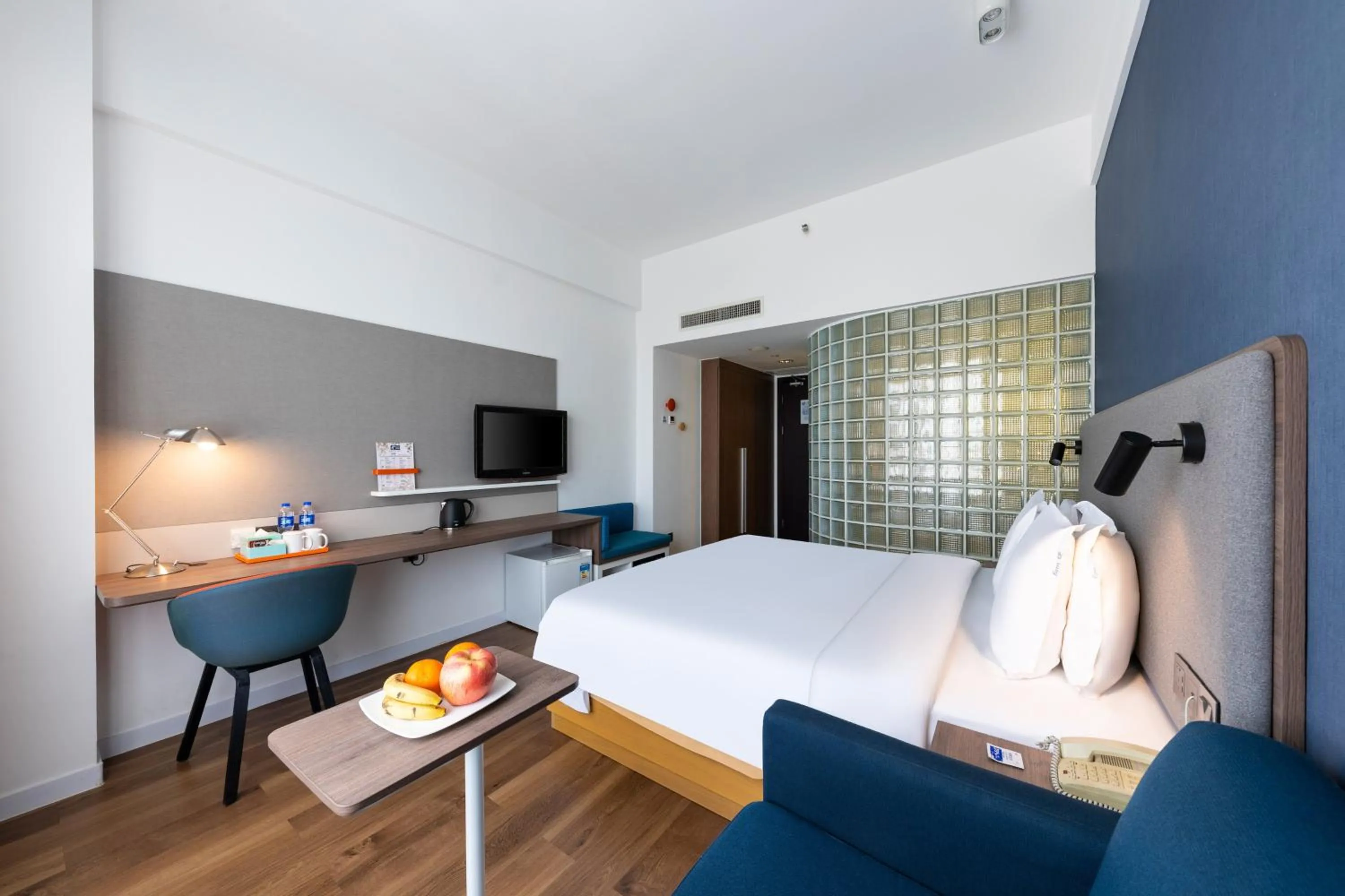 Photo of the whole room, Bed in Holiday Inn Express Suzhou Changjiang by IHG
