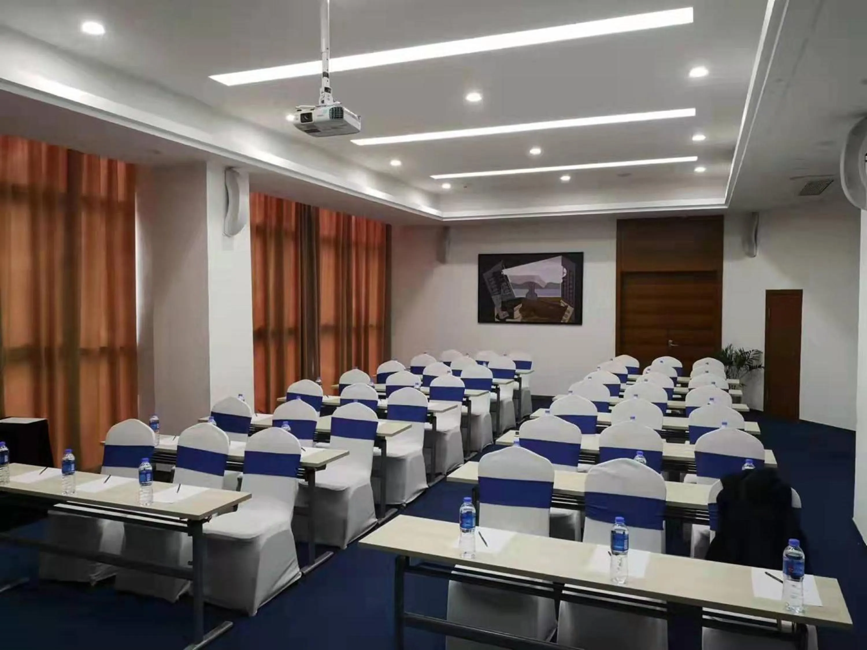 Meeting/conference room in Holiday Inn Express Suzhou Changjiang by IHG