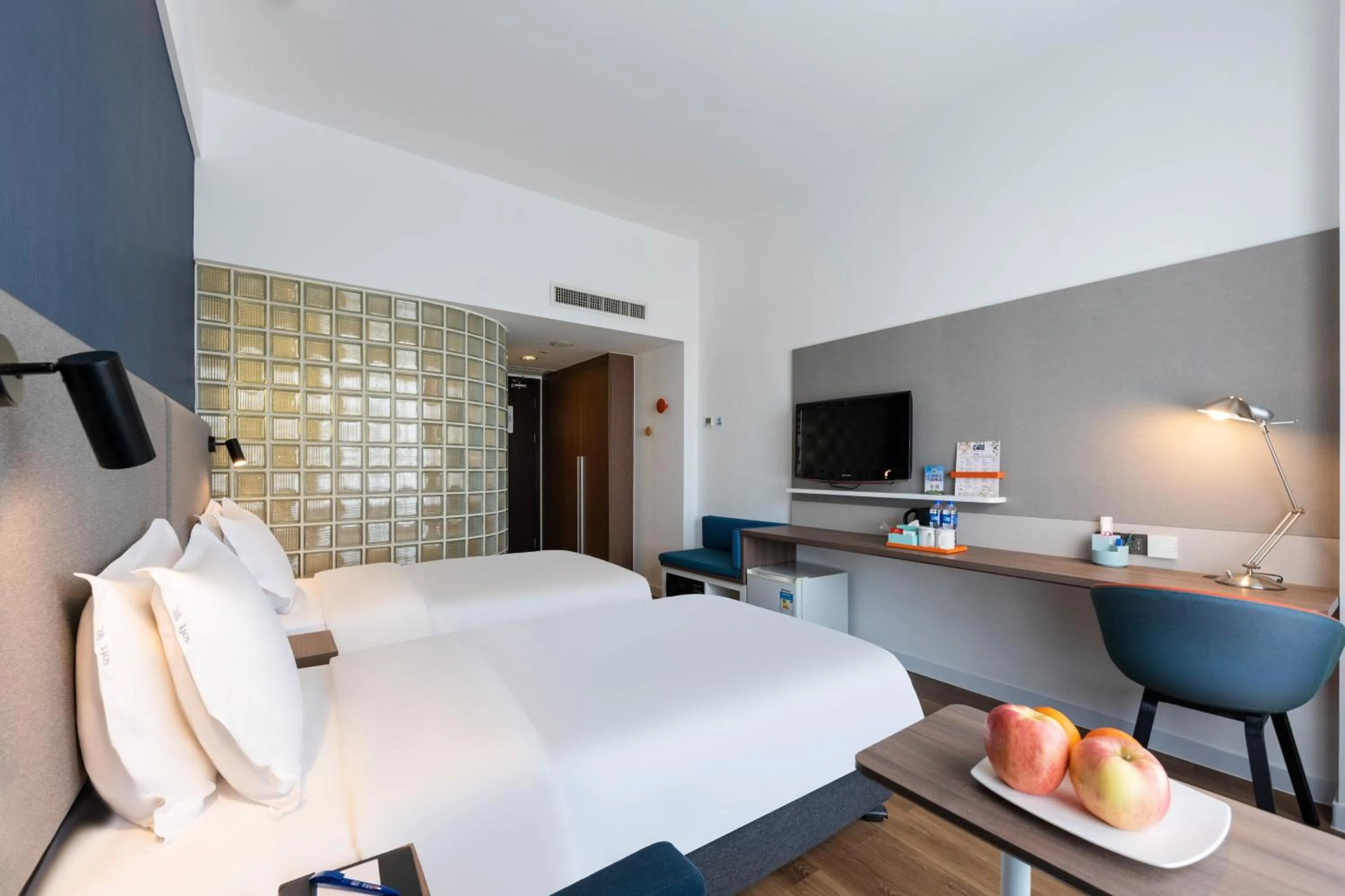 Photo of the whole room, Bed in Holiday Inn Express Suzhou Changjiang by IHG