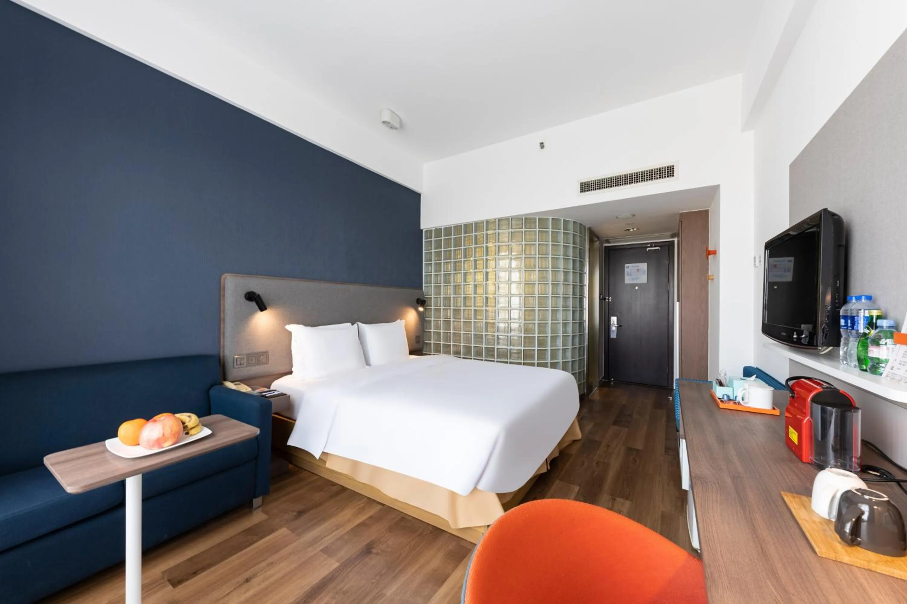 Photo of the whole room, Bed in Holiday Inn Express Suzhou Changjiang by IHG