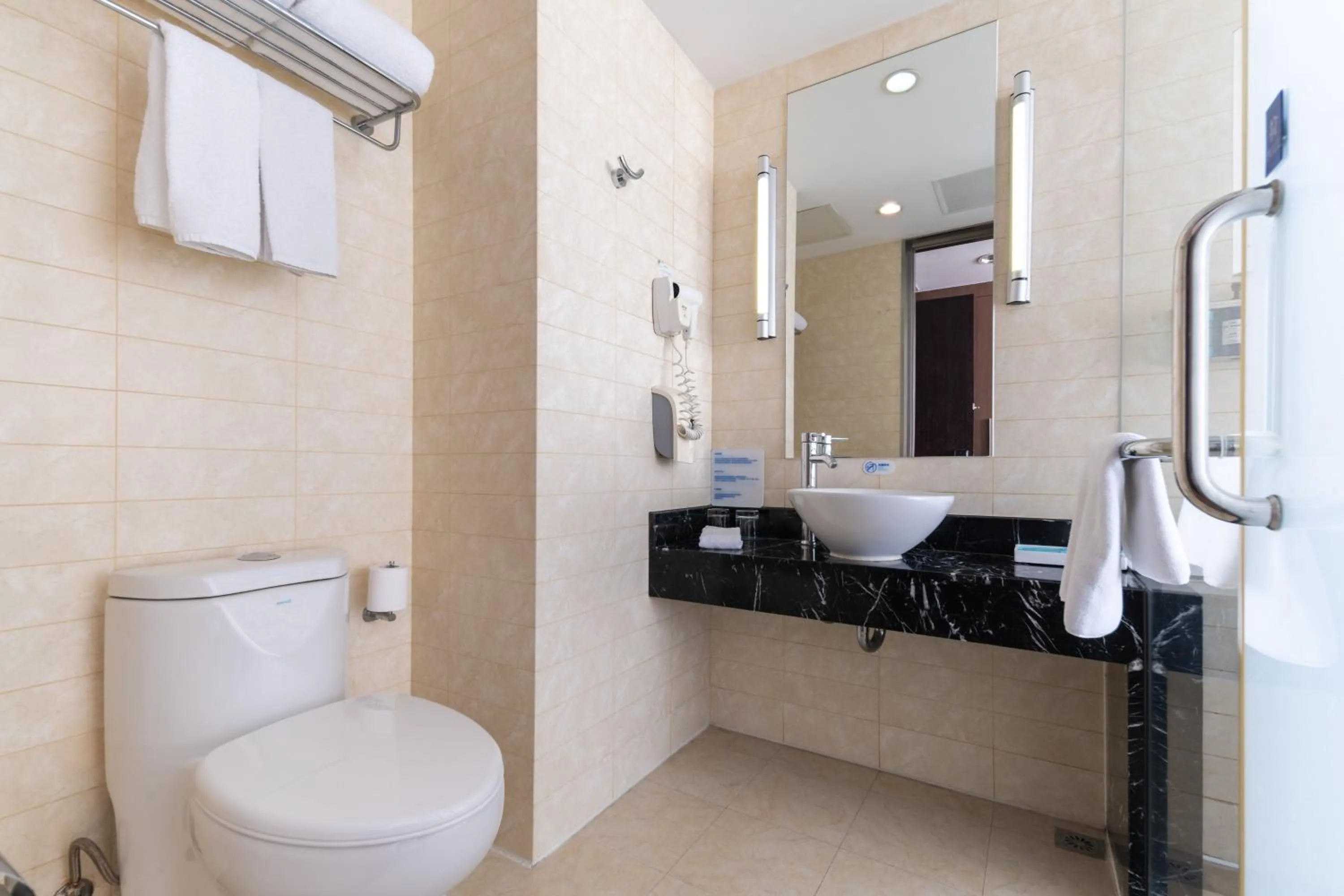 Photo of the whole room in Holiday Inn Express Suzhou Changjiang by IHG