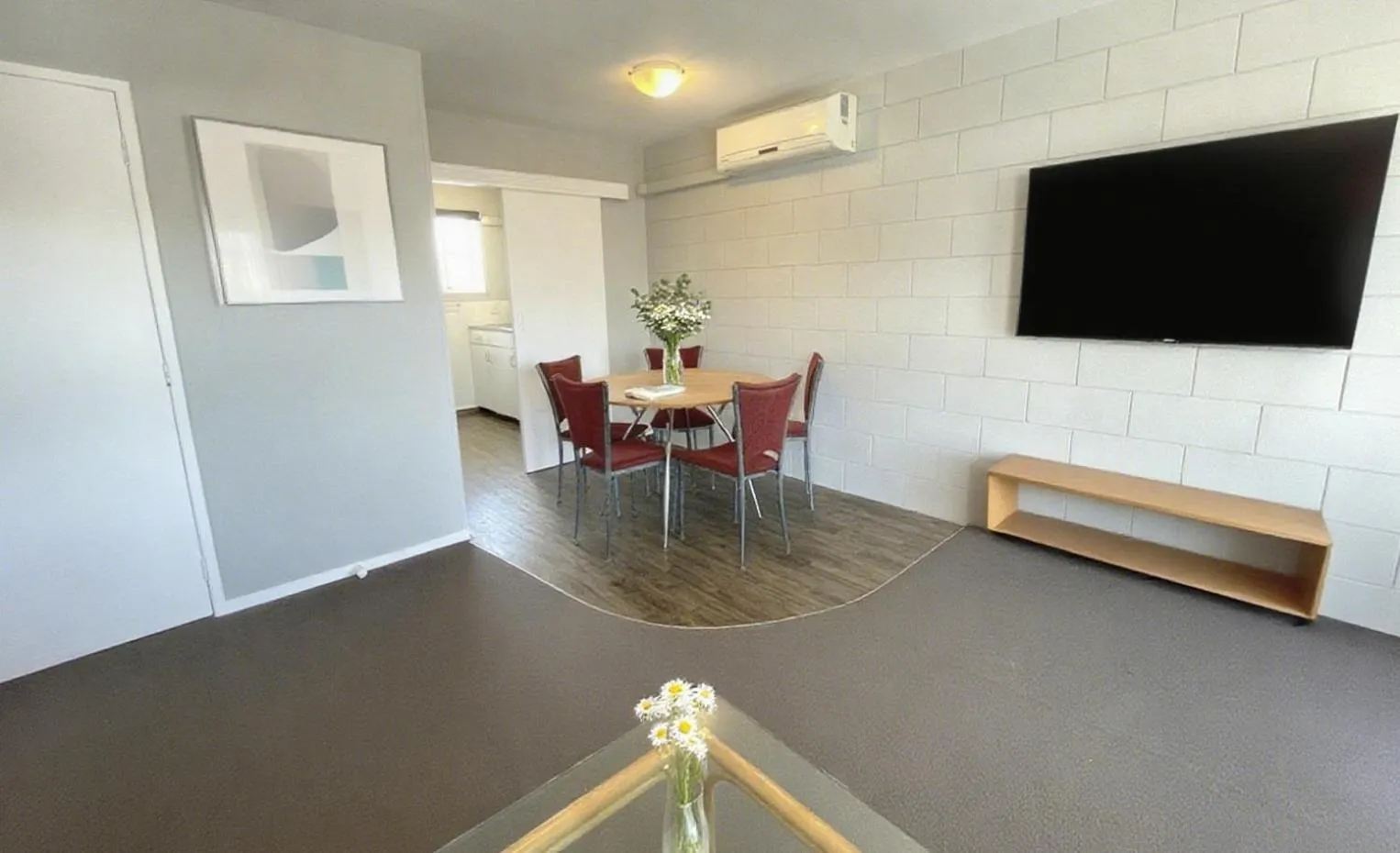 Communal lounge/ TV room in Boundary Court Motor Inn