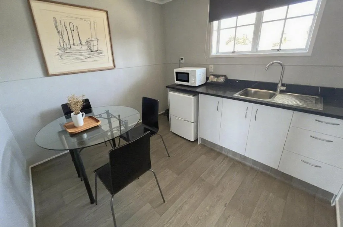 microwave in Boundary Court Motor Inn