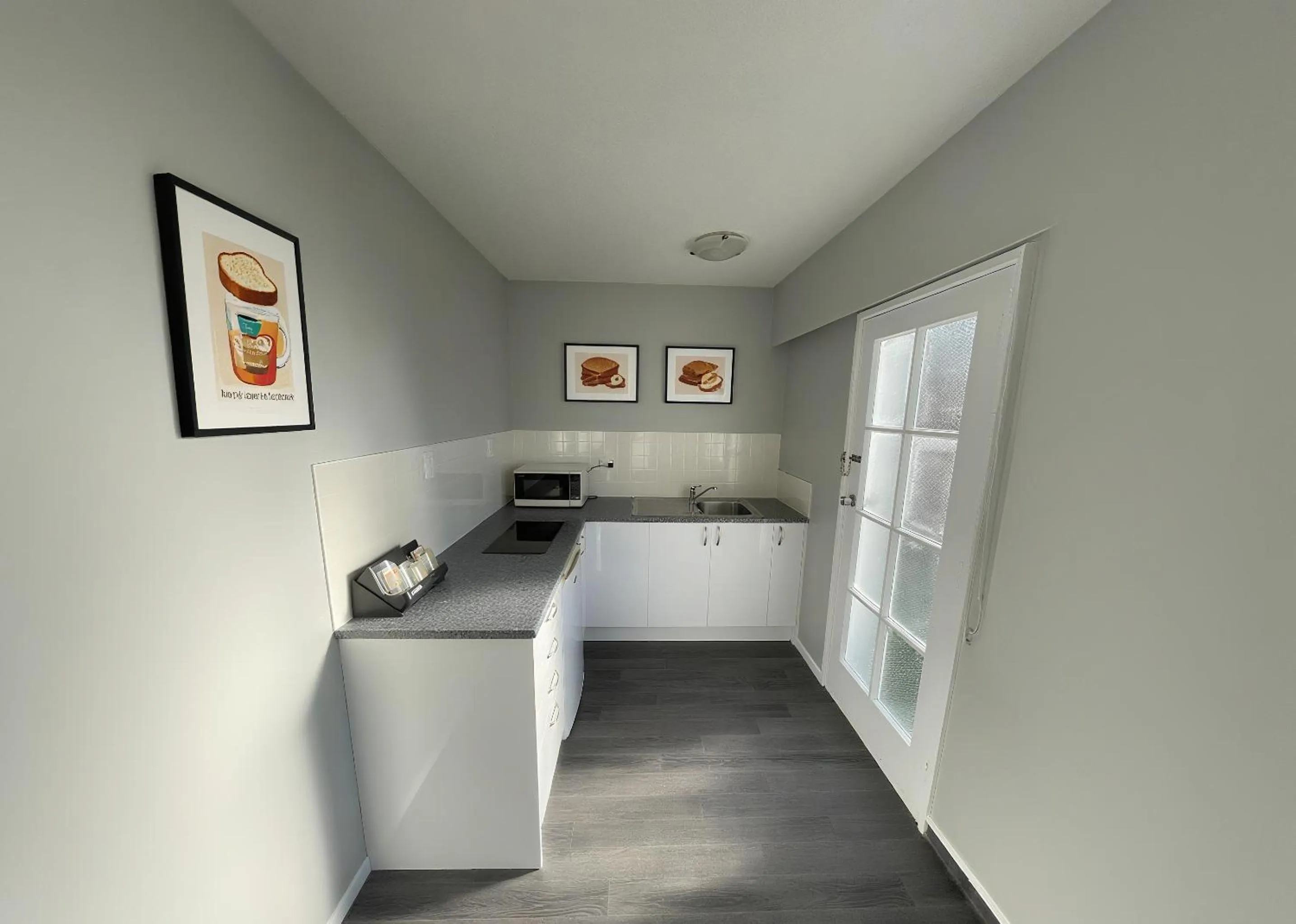 microwave in Boundary Court Motor Inn