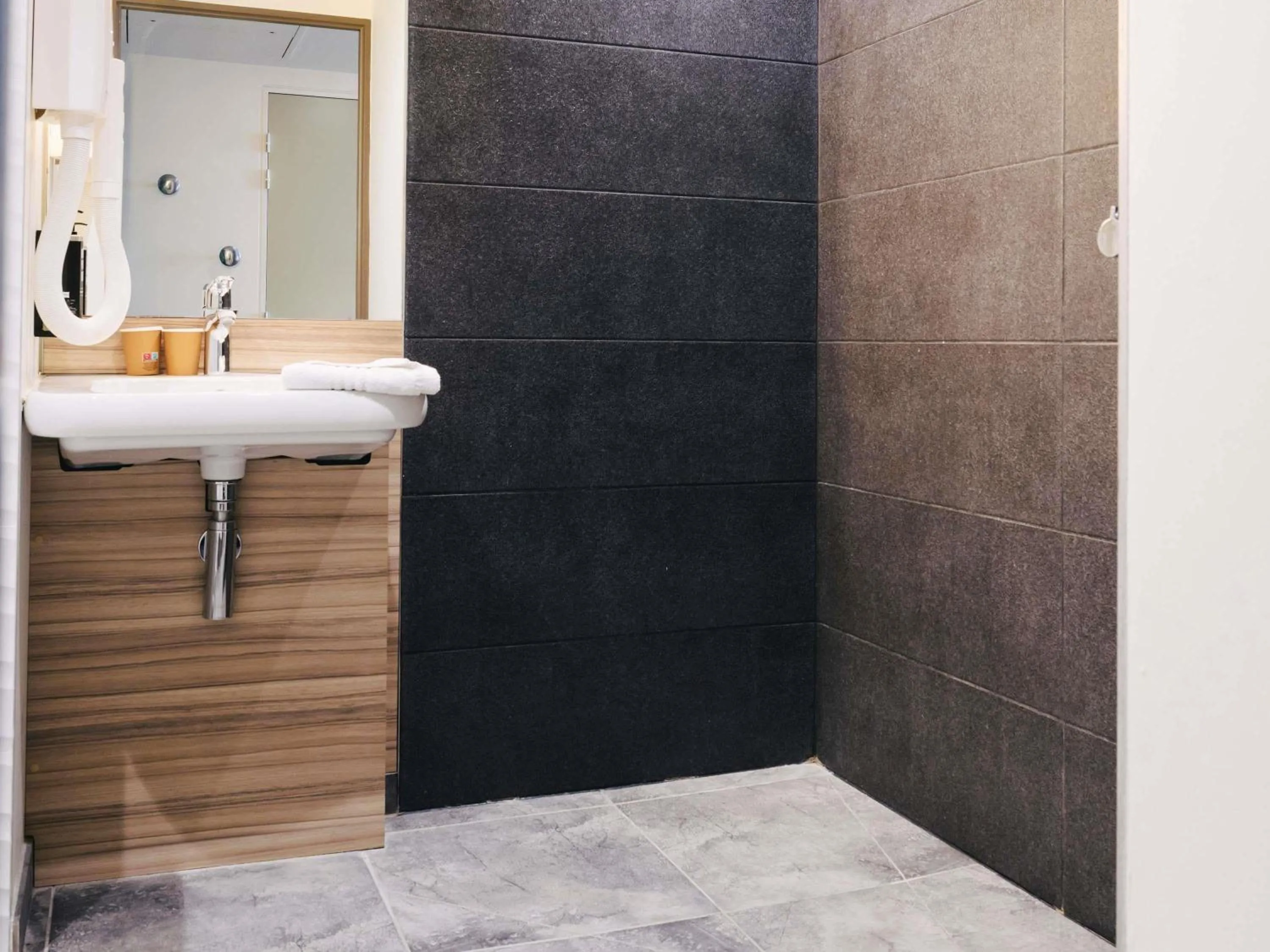 Bedroom in Ibis Rouen Centre Rive Gauche Mermoz