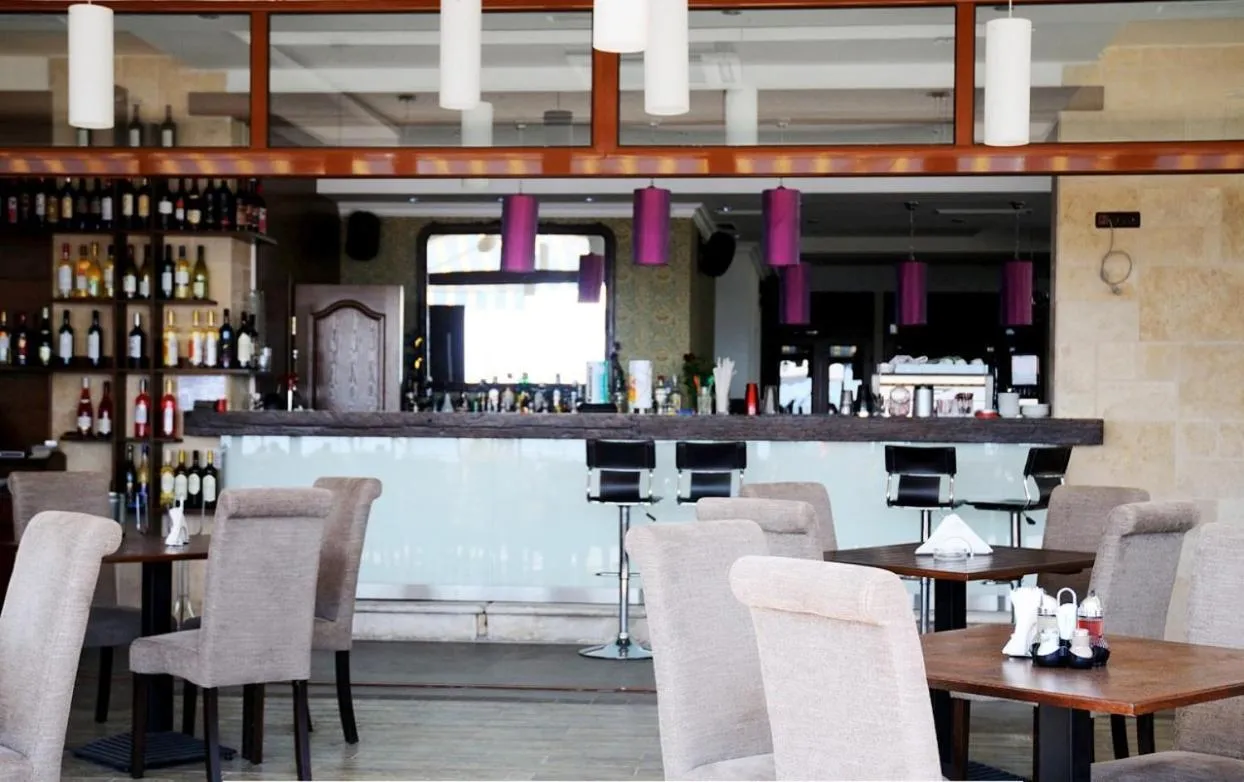 Restaurant/places to eat in Selena Hotel