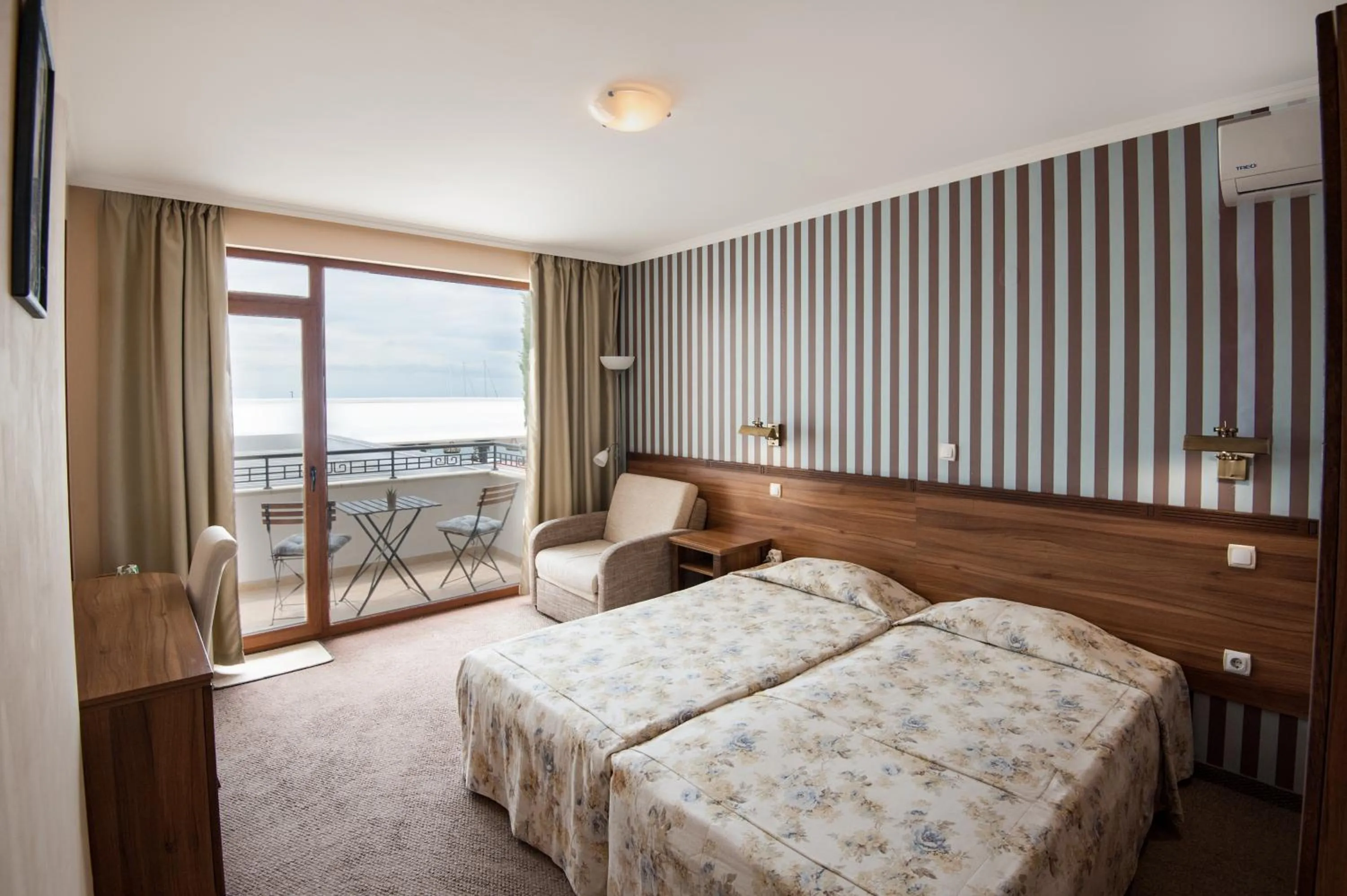 Balcony/Terrace, Bed in Selena Hotel