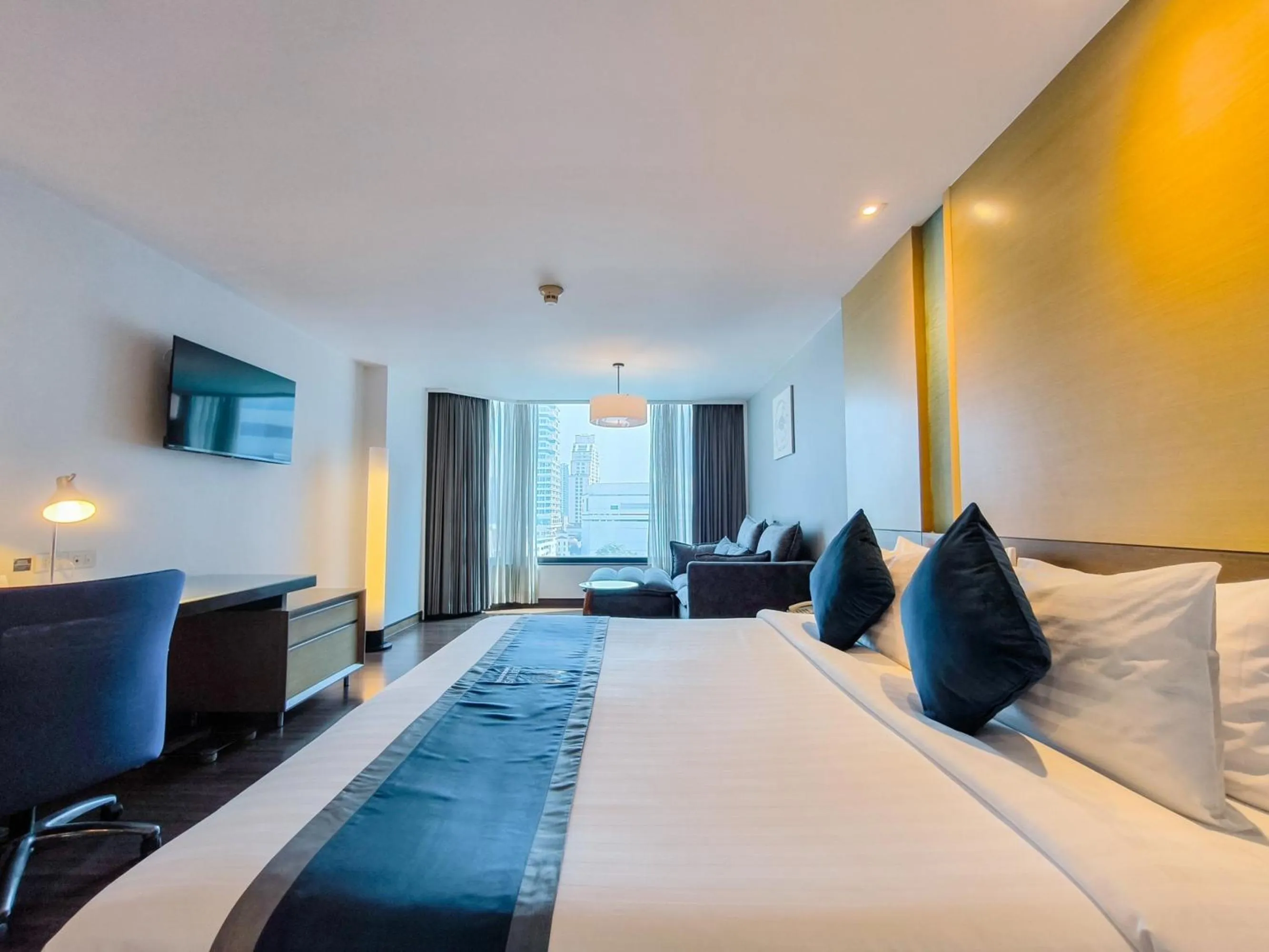 Bed in Bangkok Hotel Lotus Sukhumvit 33