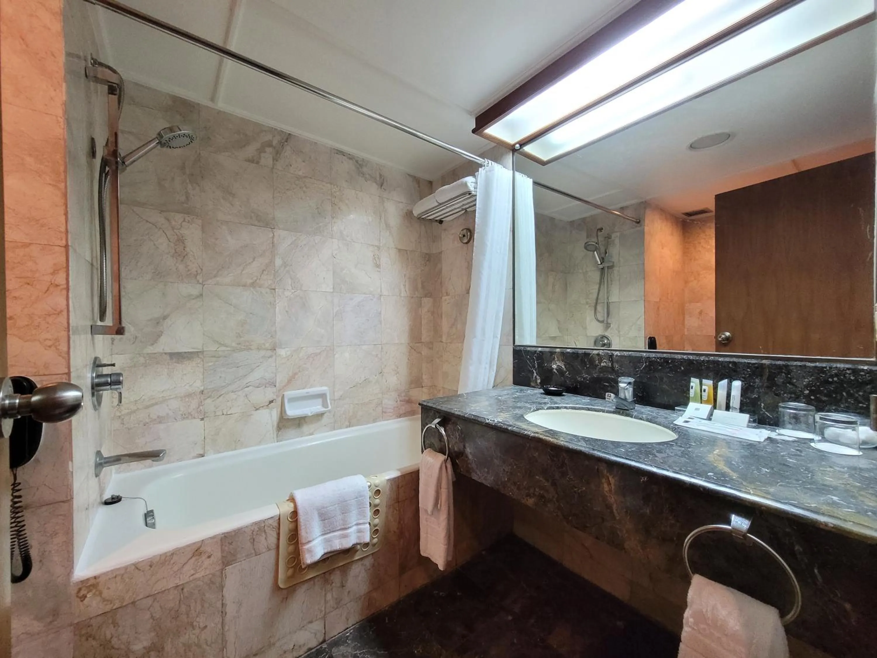 Shower in Bangkok Hotel Lotus Sukhumvit 33