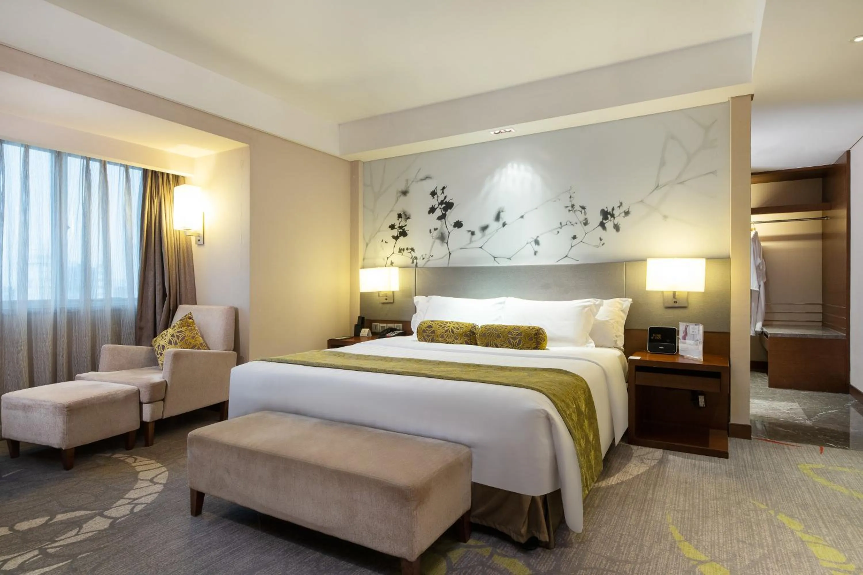 Photo of the whole room, Bed in Crowne Plaza Guangzhou City Centre by IHG