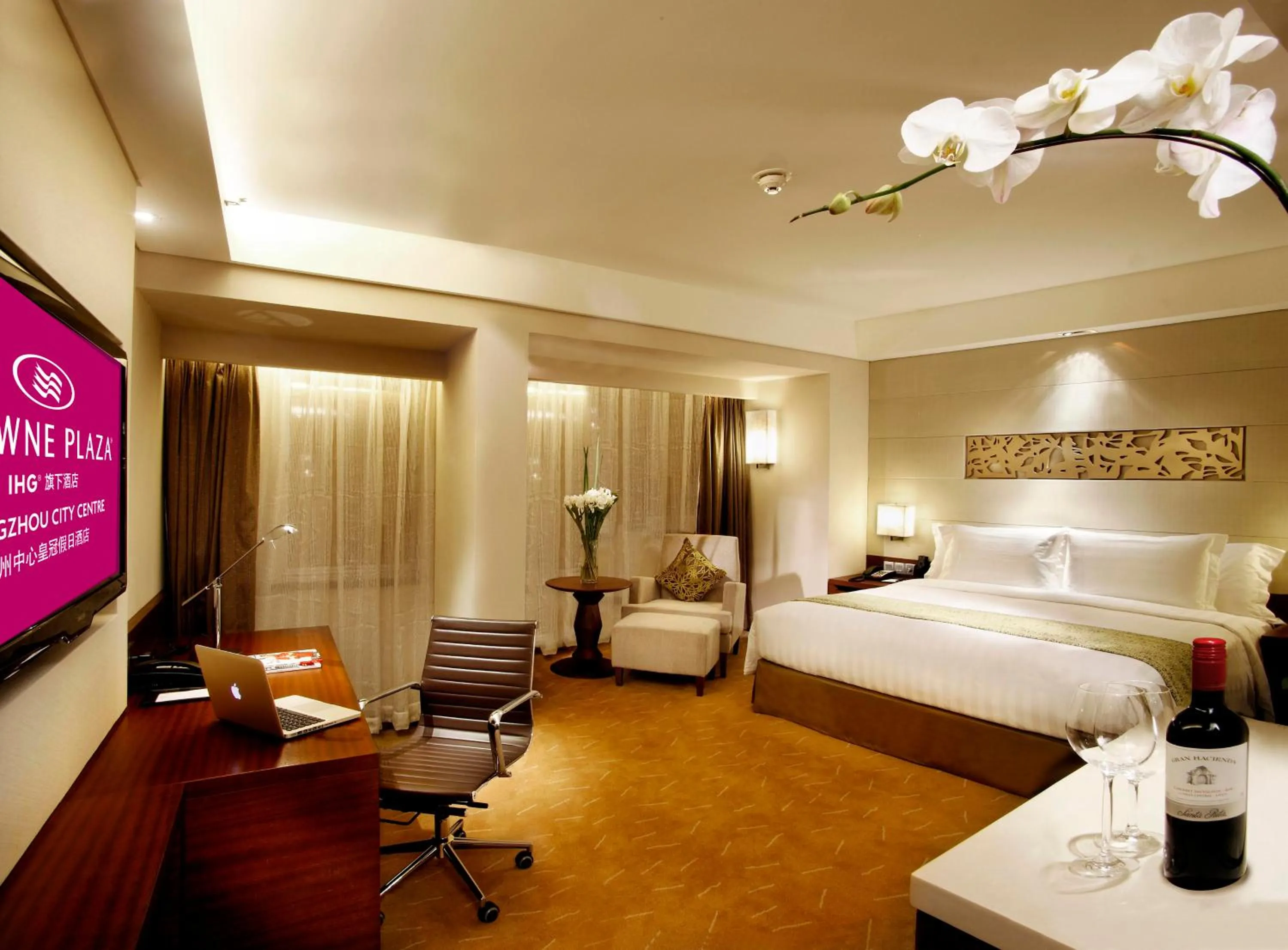 Bedroom, Bed in Crowne Plaza Guangzhou City Centre by IHG