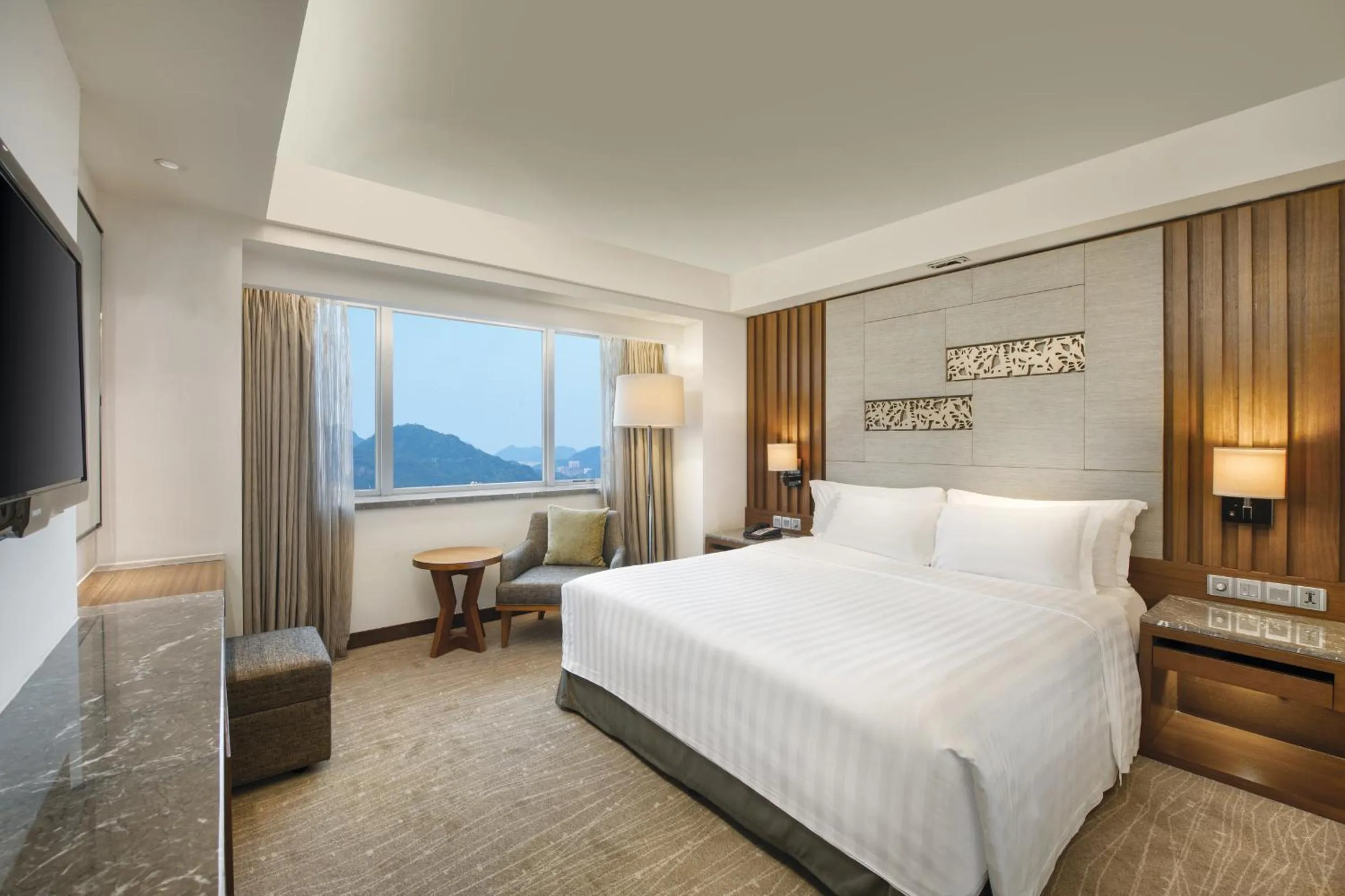 Bedroom, Bed in Crowne Plaza Guangzhou City Centre by IHG