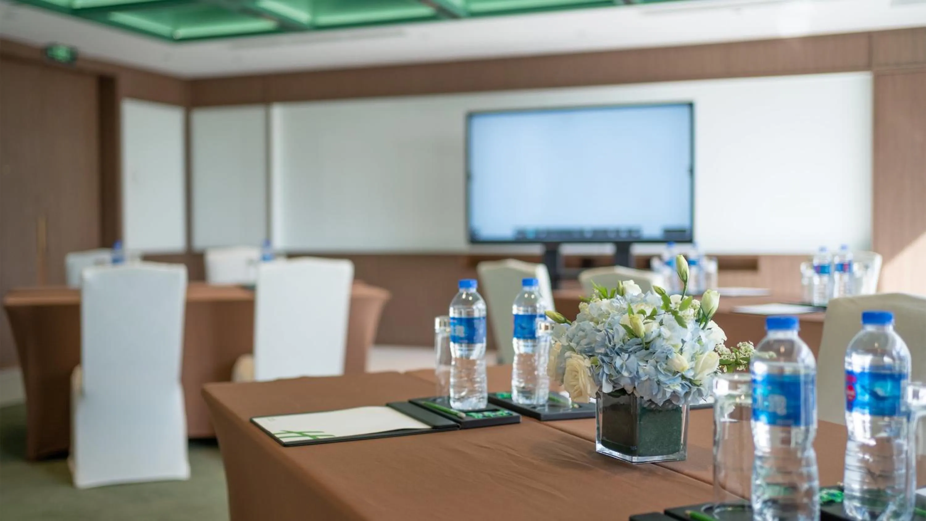 Meeting/conference room in Holiday Inn Beijing Focus Square by IHG