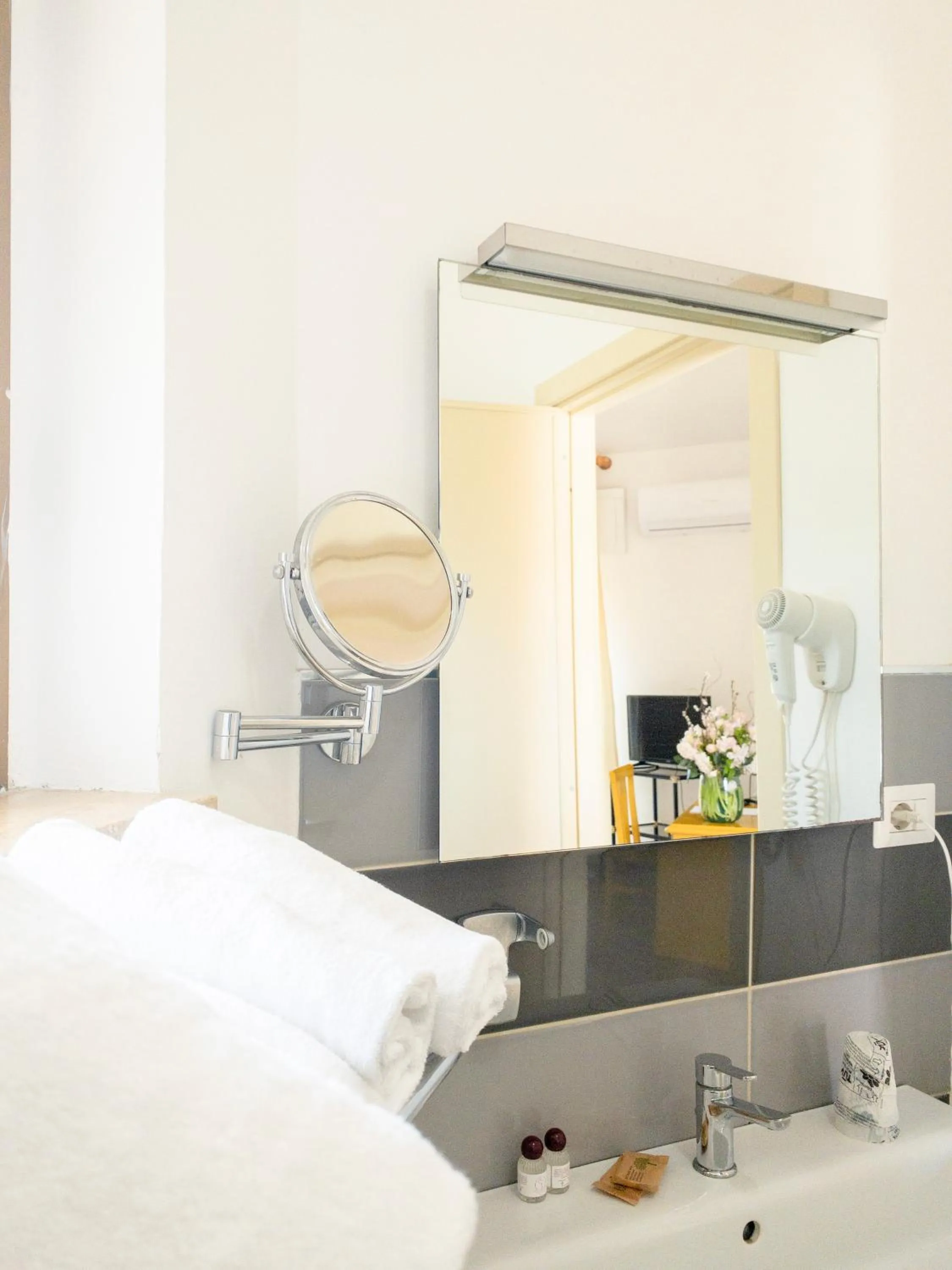 Bathroom, Bed in Hotel Donatella