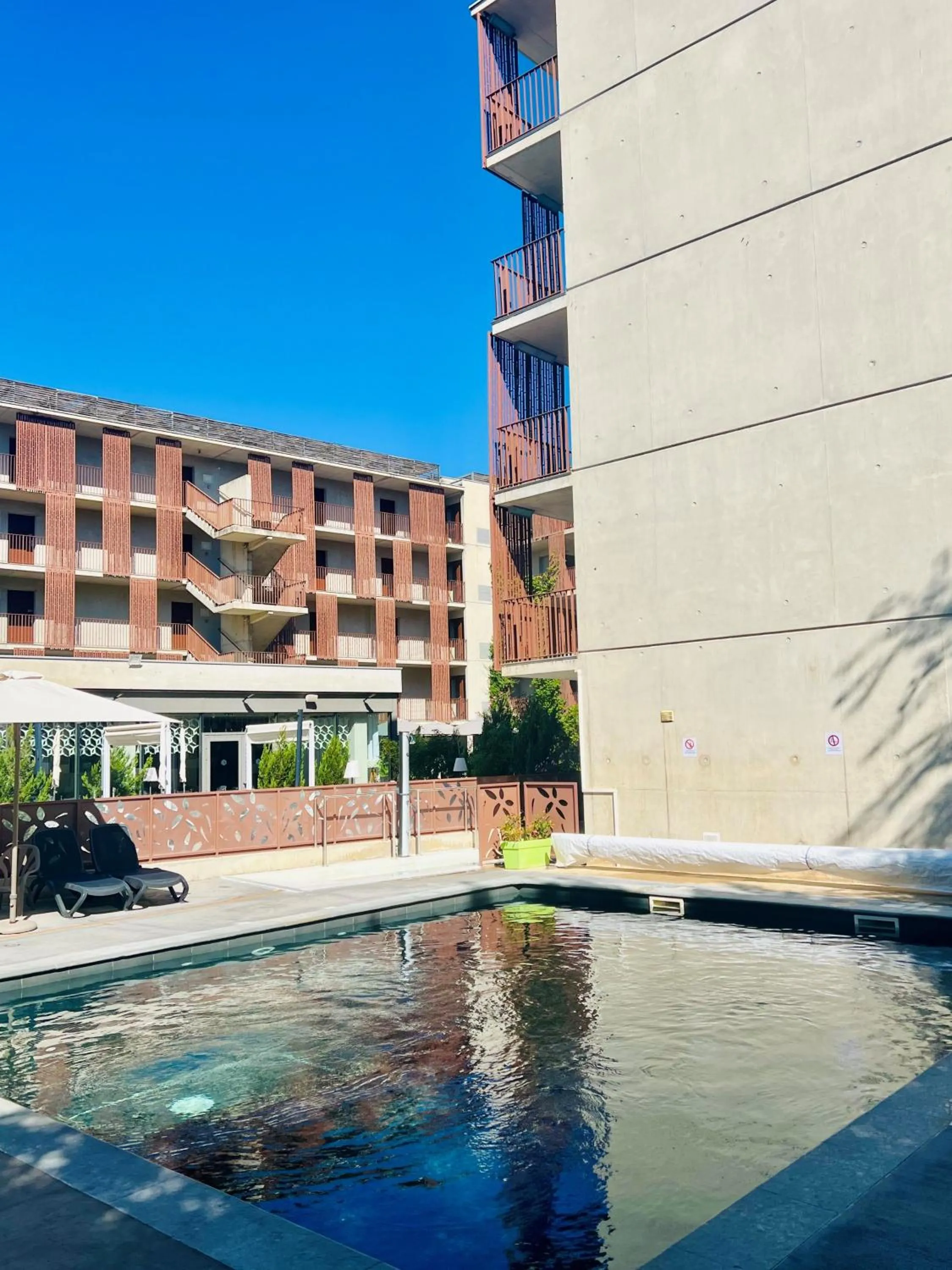 Swimming pool in Lagrange Aparthotel Montpellier Millénaire