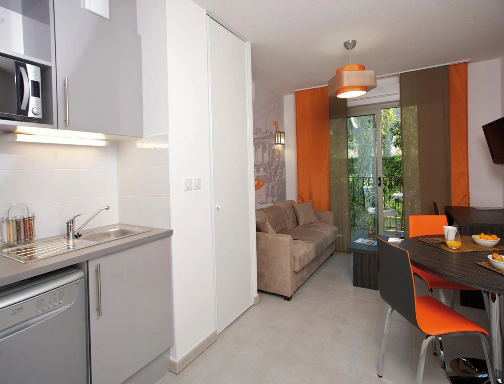 Kitchen or kitchenette in Lagrange Aparthotel Montpellier Millénaire