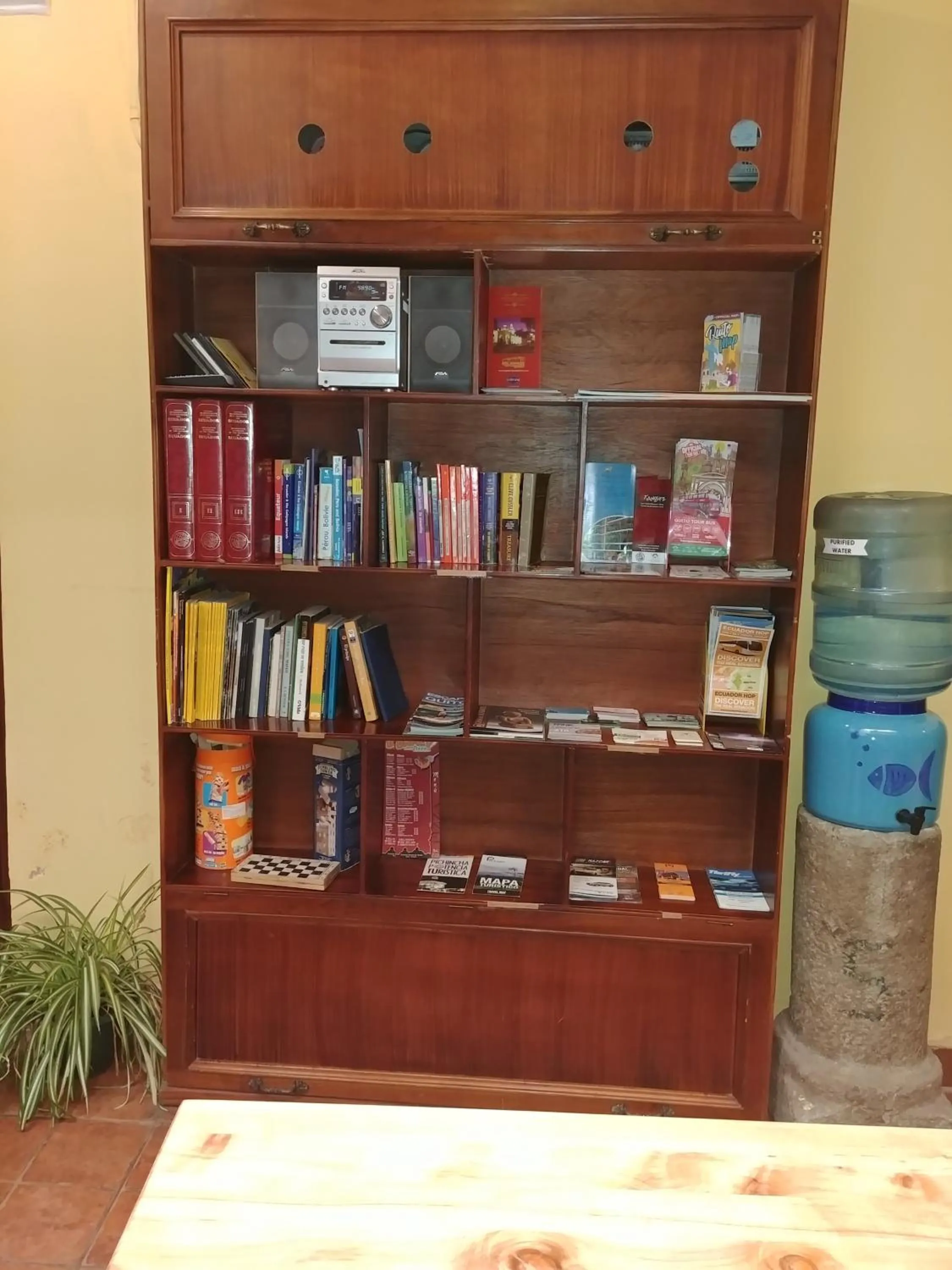 Library in Mía Leticia B&B