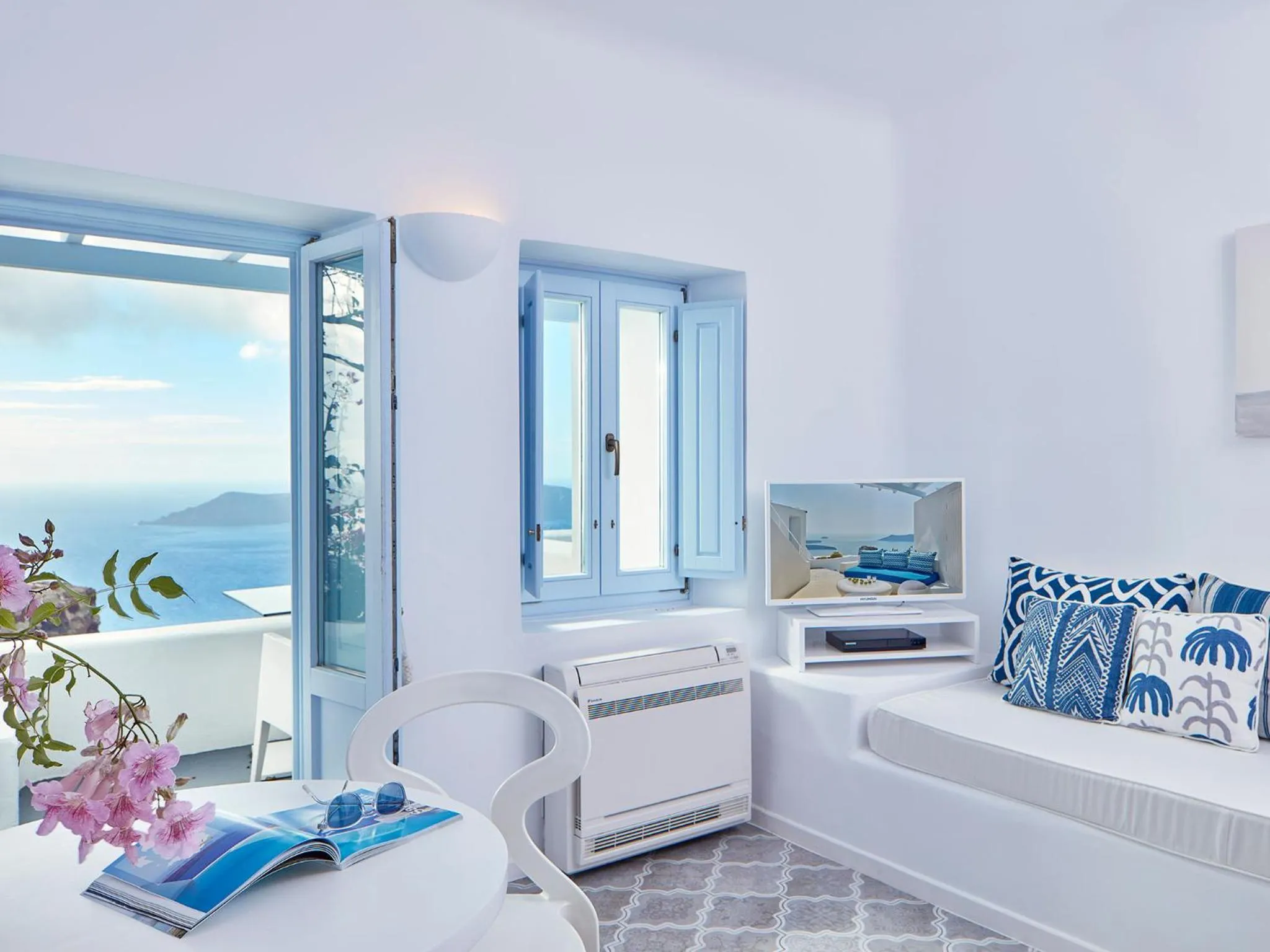 Seating area, Bed in Astra Suites