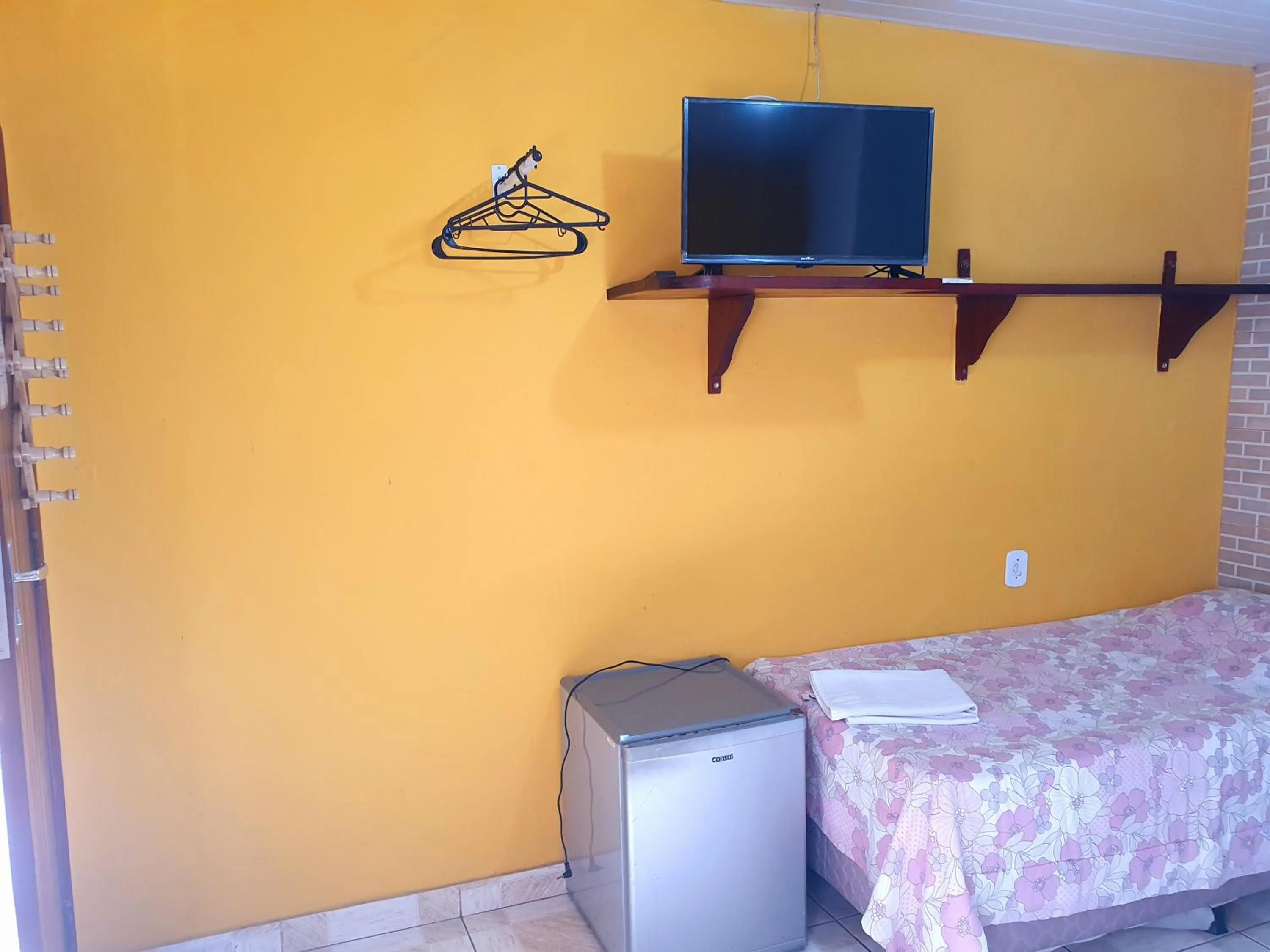 Communal lounge/ TV room, Bed in Pousada Viva Mar