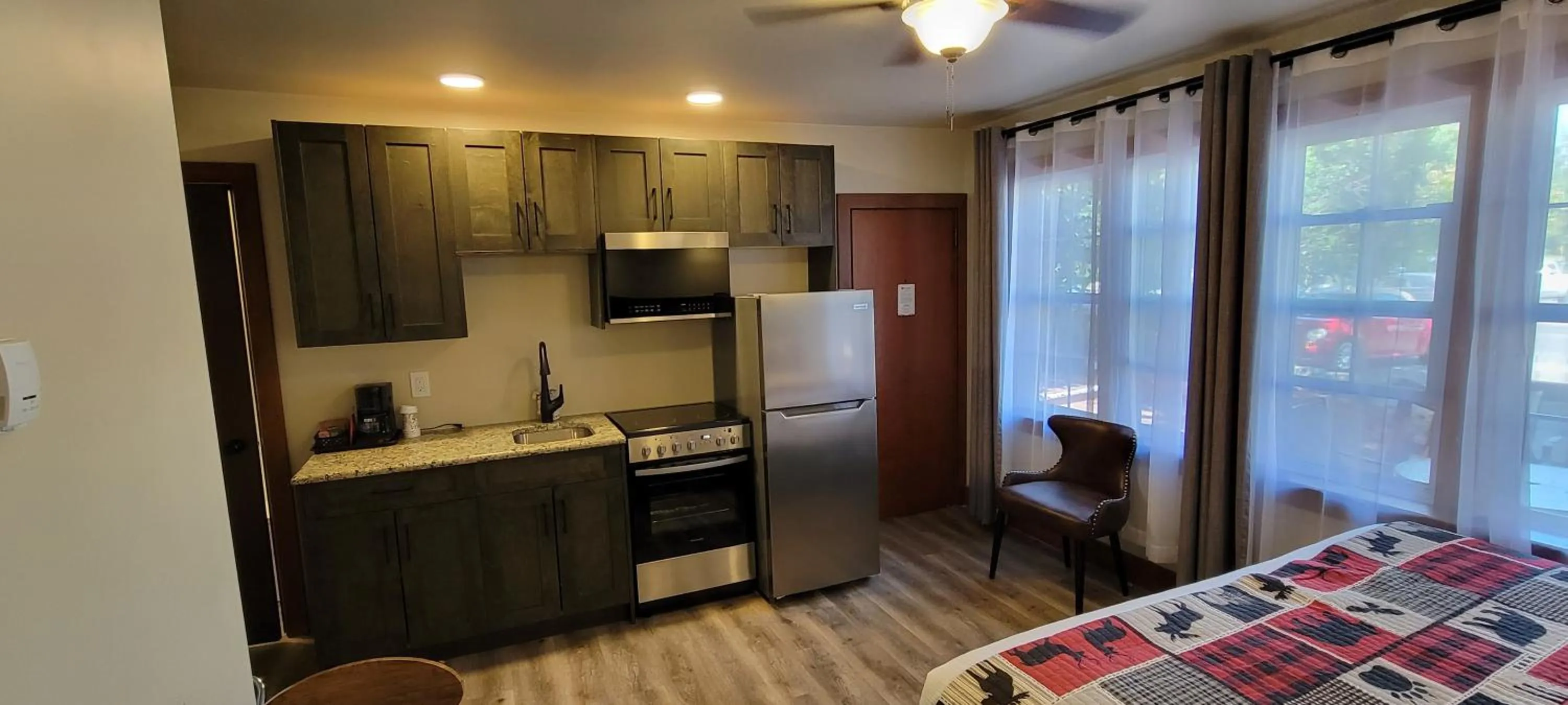 kitchen, Bed in Crandell Mountain Lodge