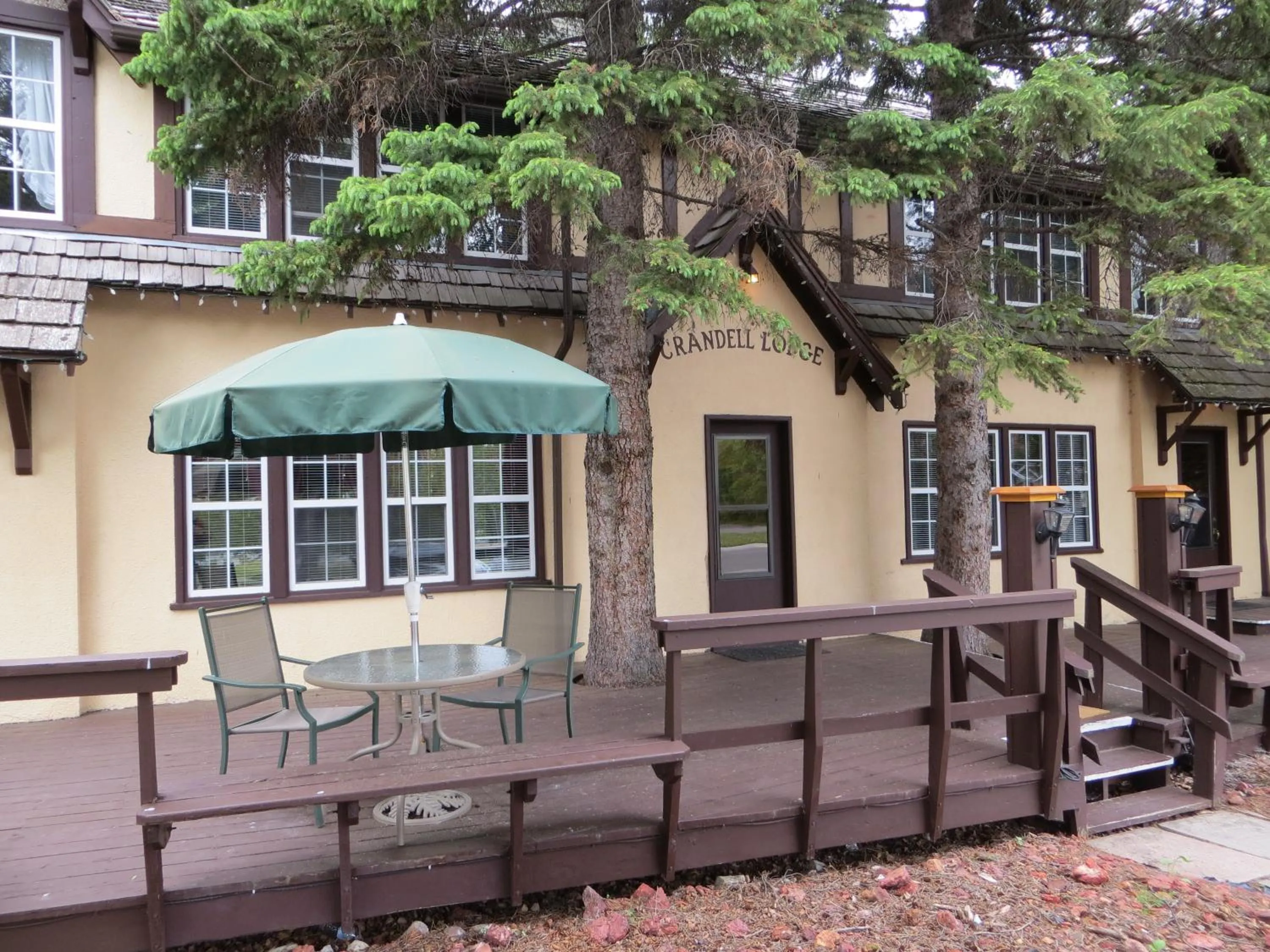 Facade/entrance in Crandell Mountain Lodge