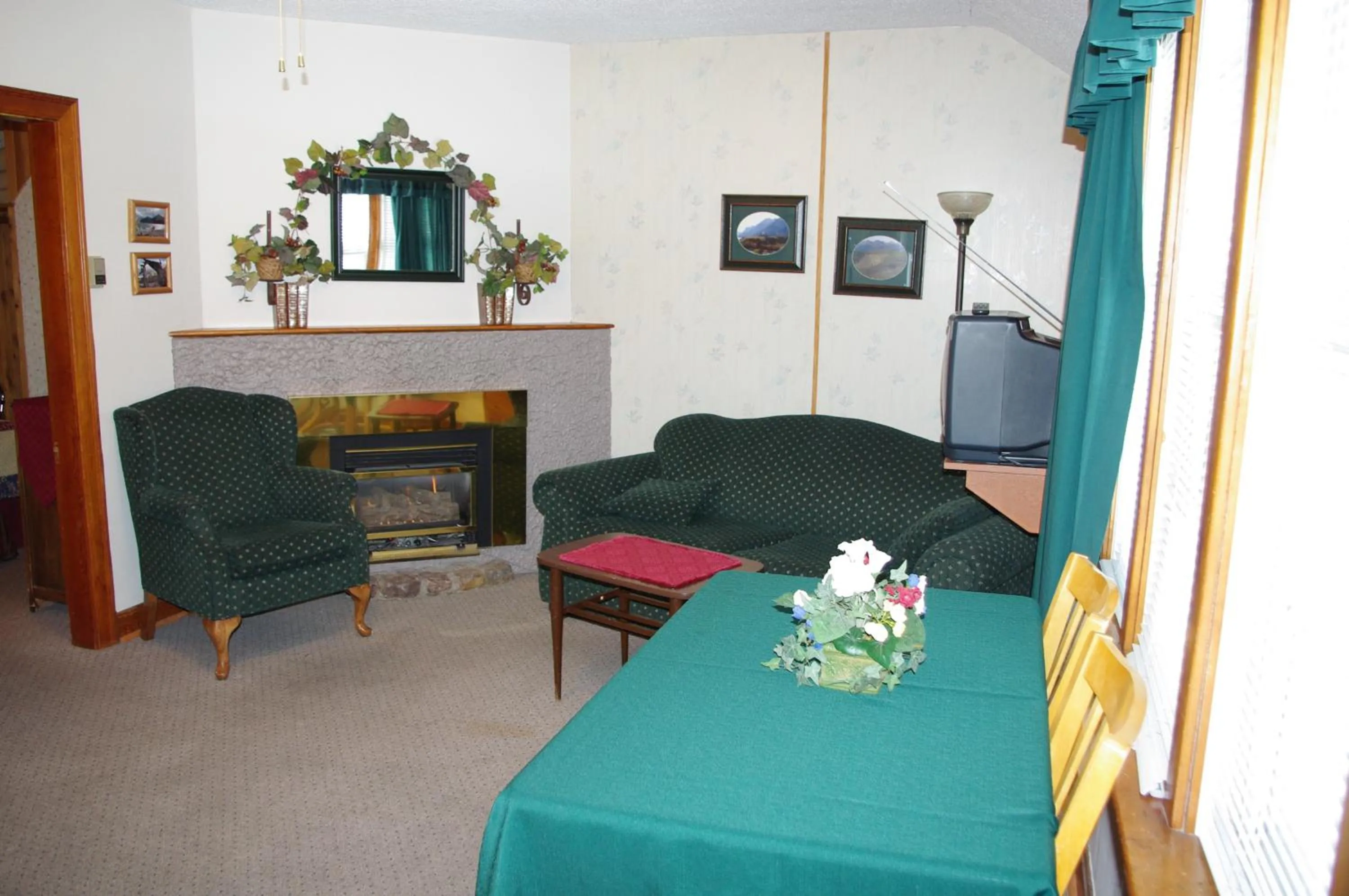 Living room in Crandell Mountain Lodge