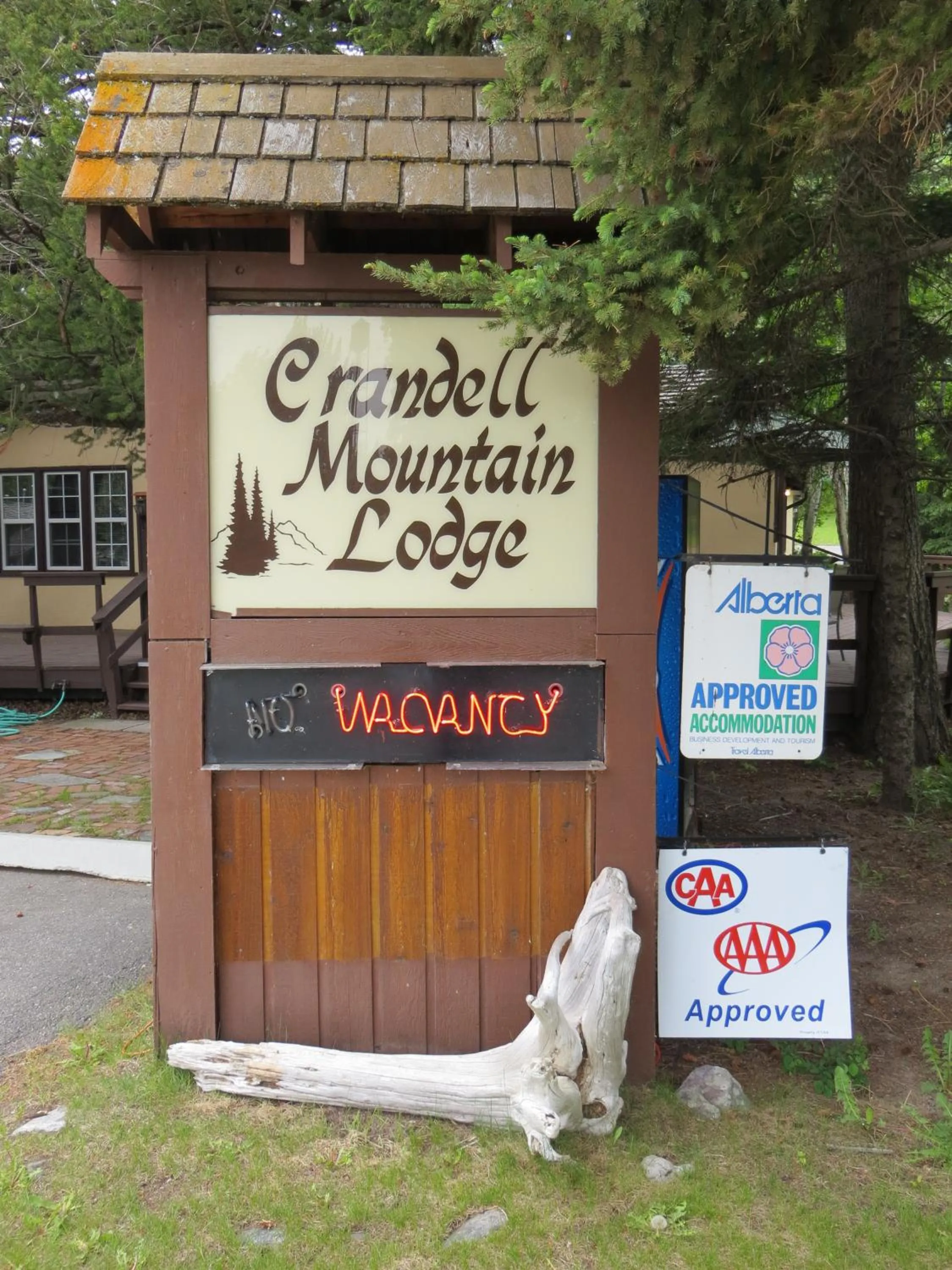 Facade/entrance in Crandell Mountain Lodge