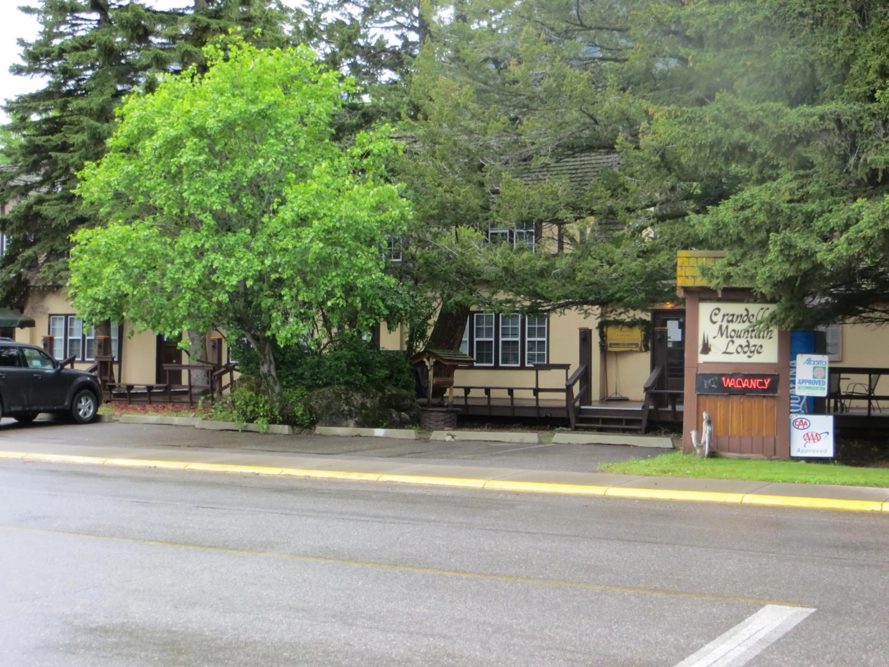 Facade/entrance in Crandell Mountain Lodge