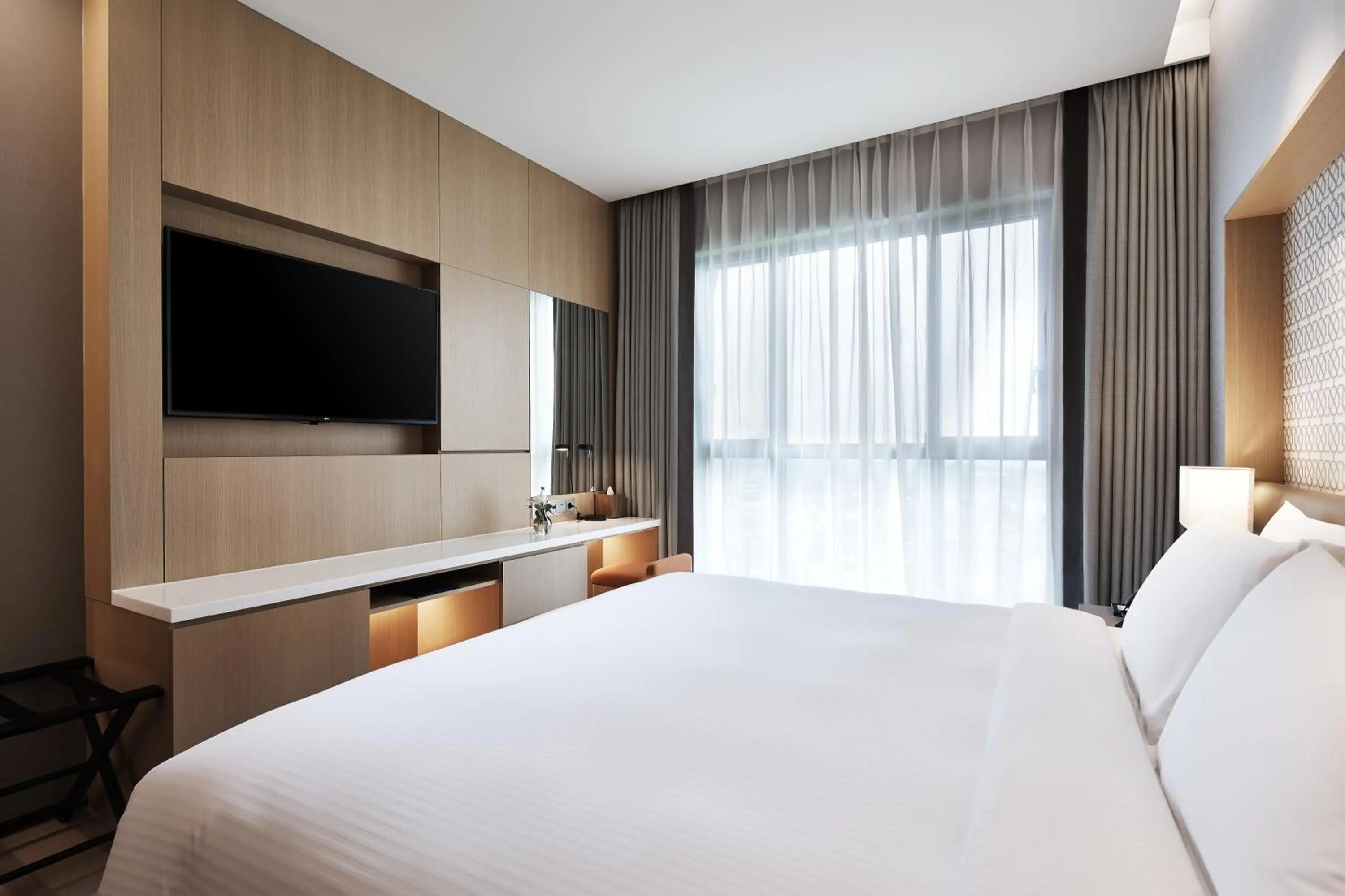 TV and multimedia, Bed in Landing Jeju Shinhwa World Hotel