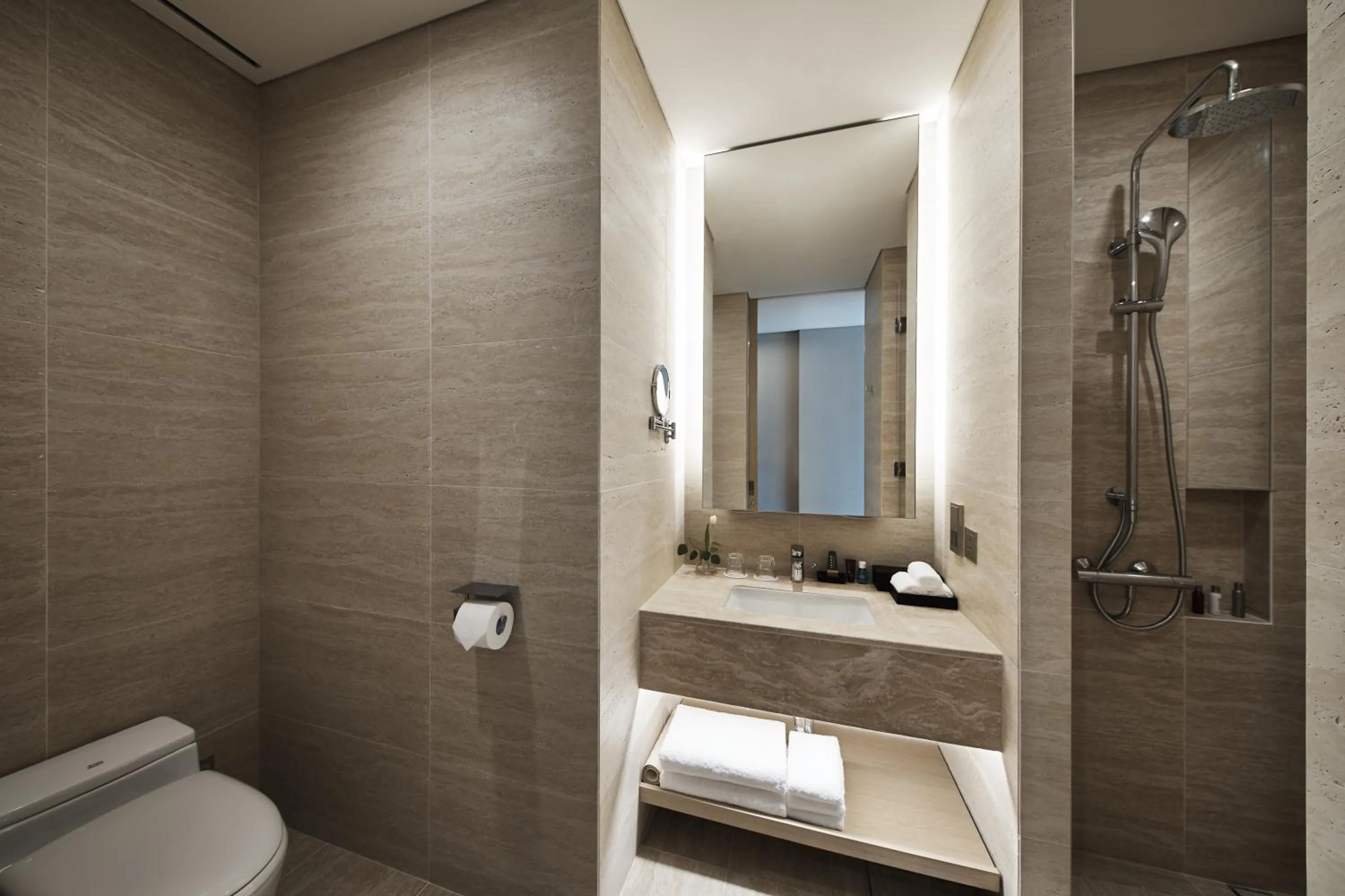 Toilet in Landing Jeju Shinhwa World Hotel