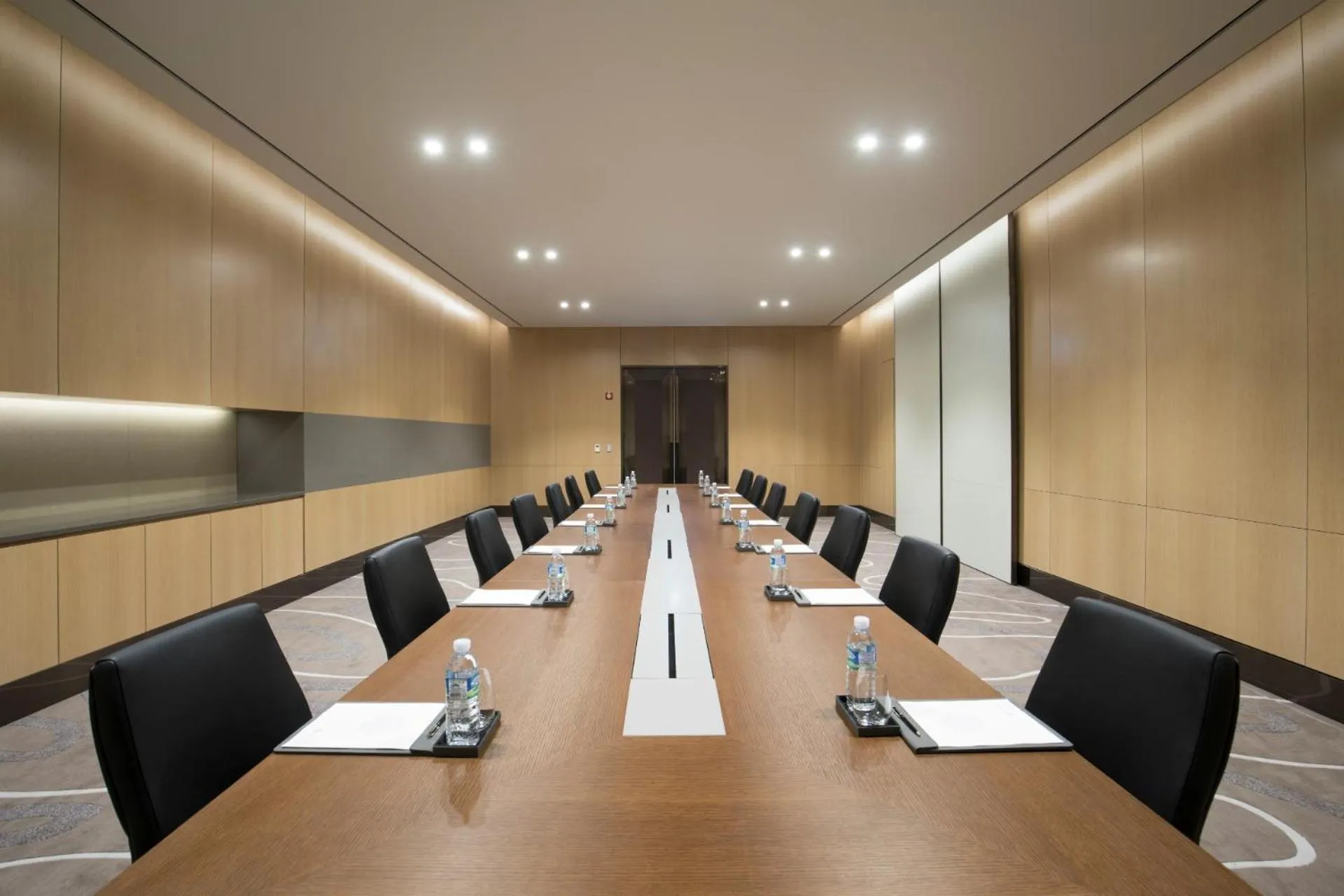 Business facilities in Landing Jeju Shinhwa World Hotel