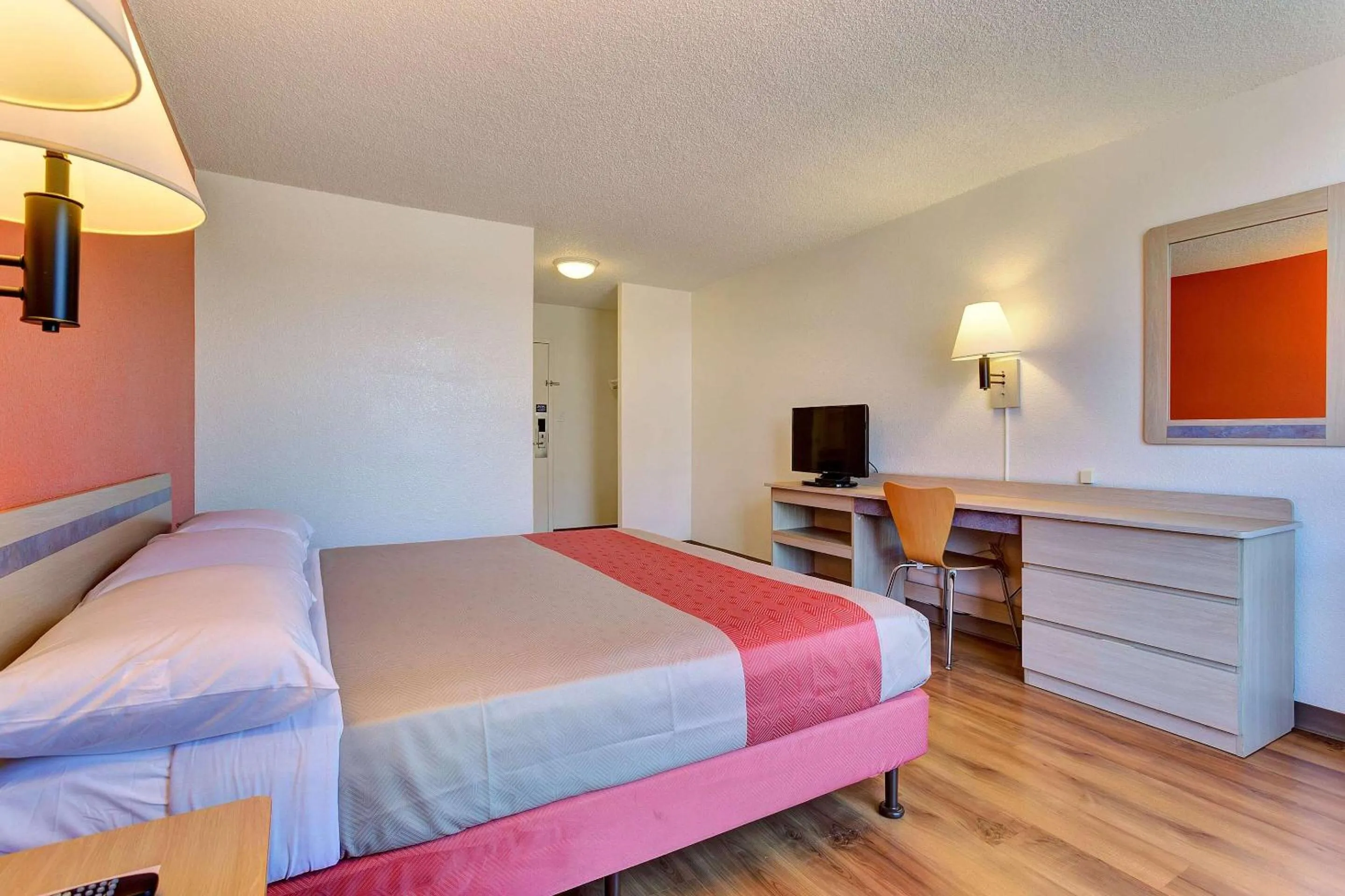 Bedroom, Bed in Motel 6-Belmont, CA - San Francisco - Redwood City