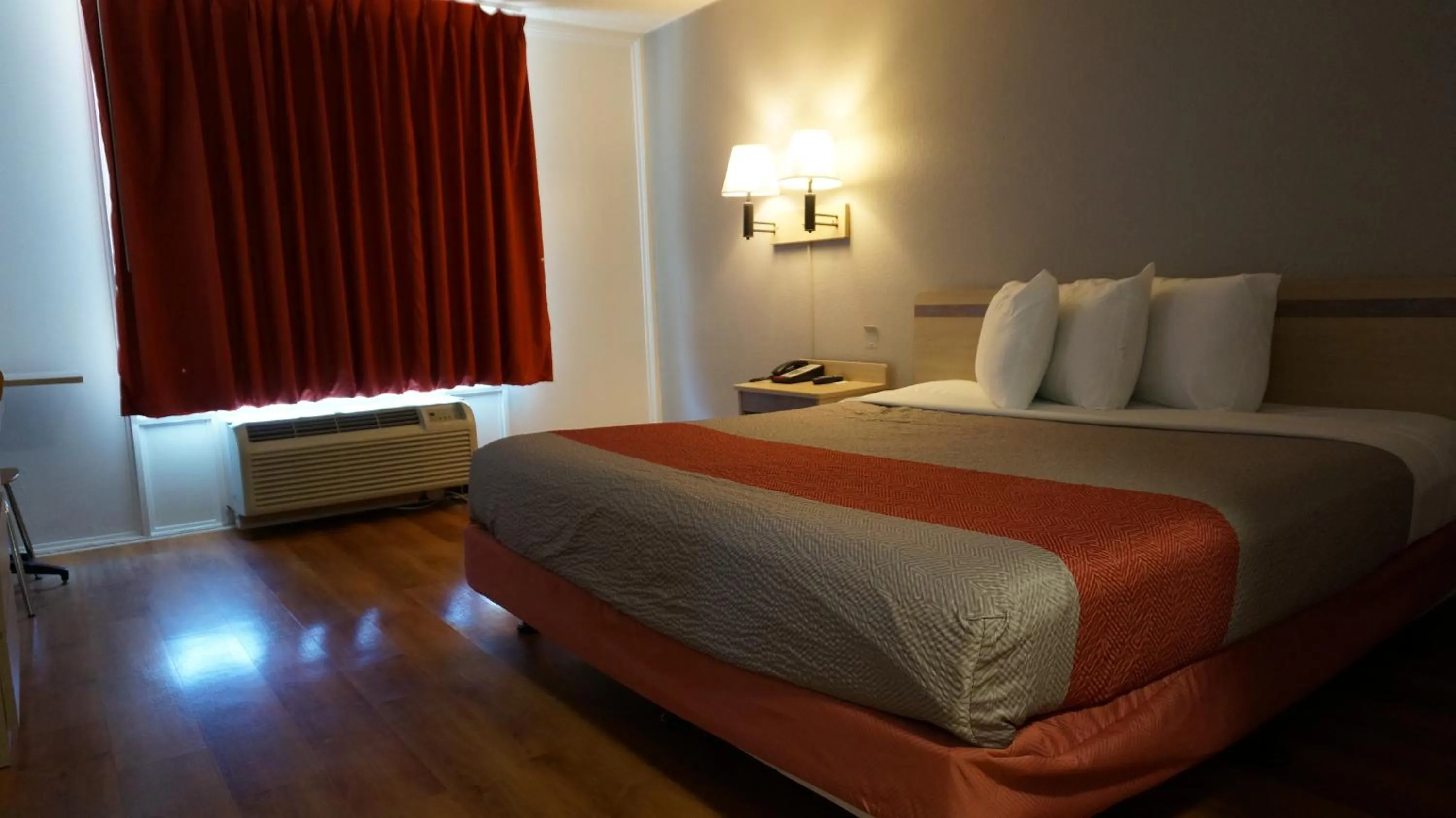 Bed in Motel 6-Belmont, CA - San Francisco - Redwood City