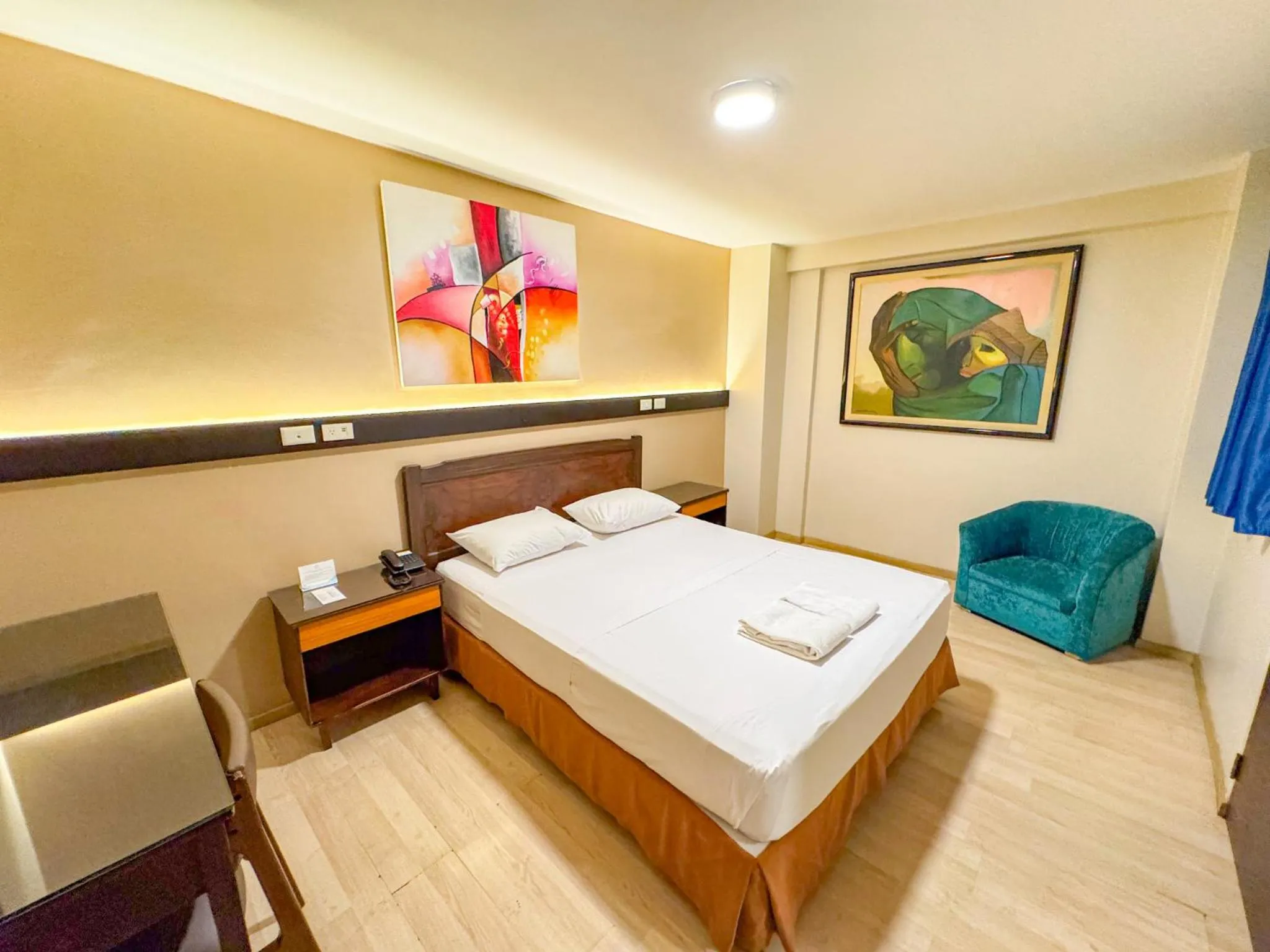 Photo of the whole room, Bed in GH Alexander Hotel