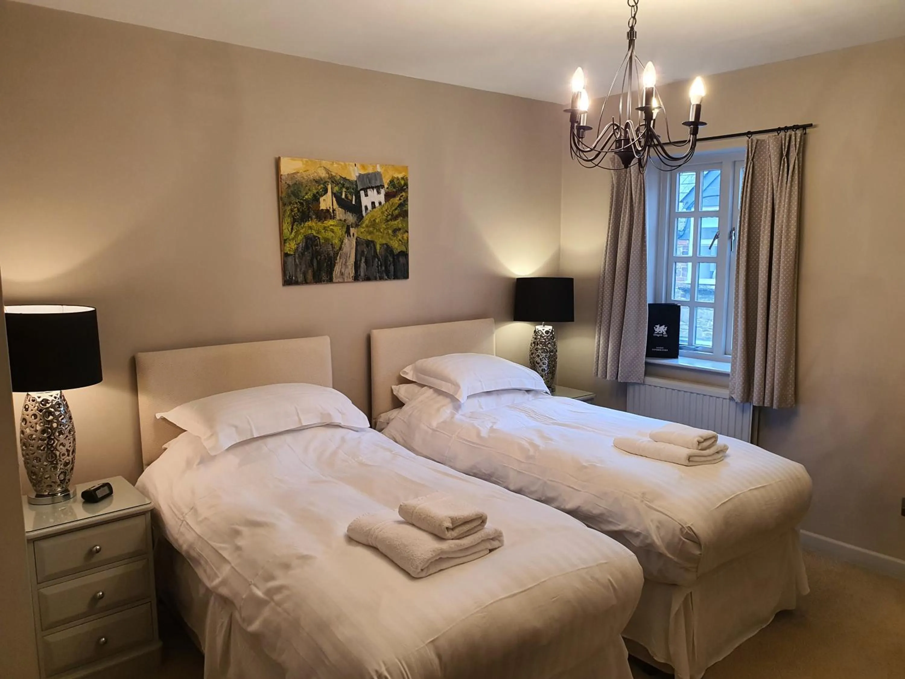 Bedroom, Bed in Dragon Inn