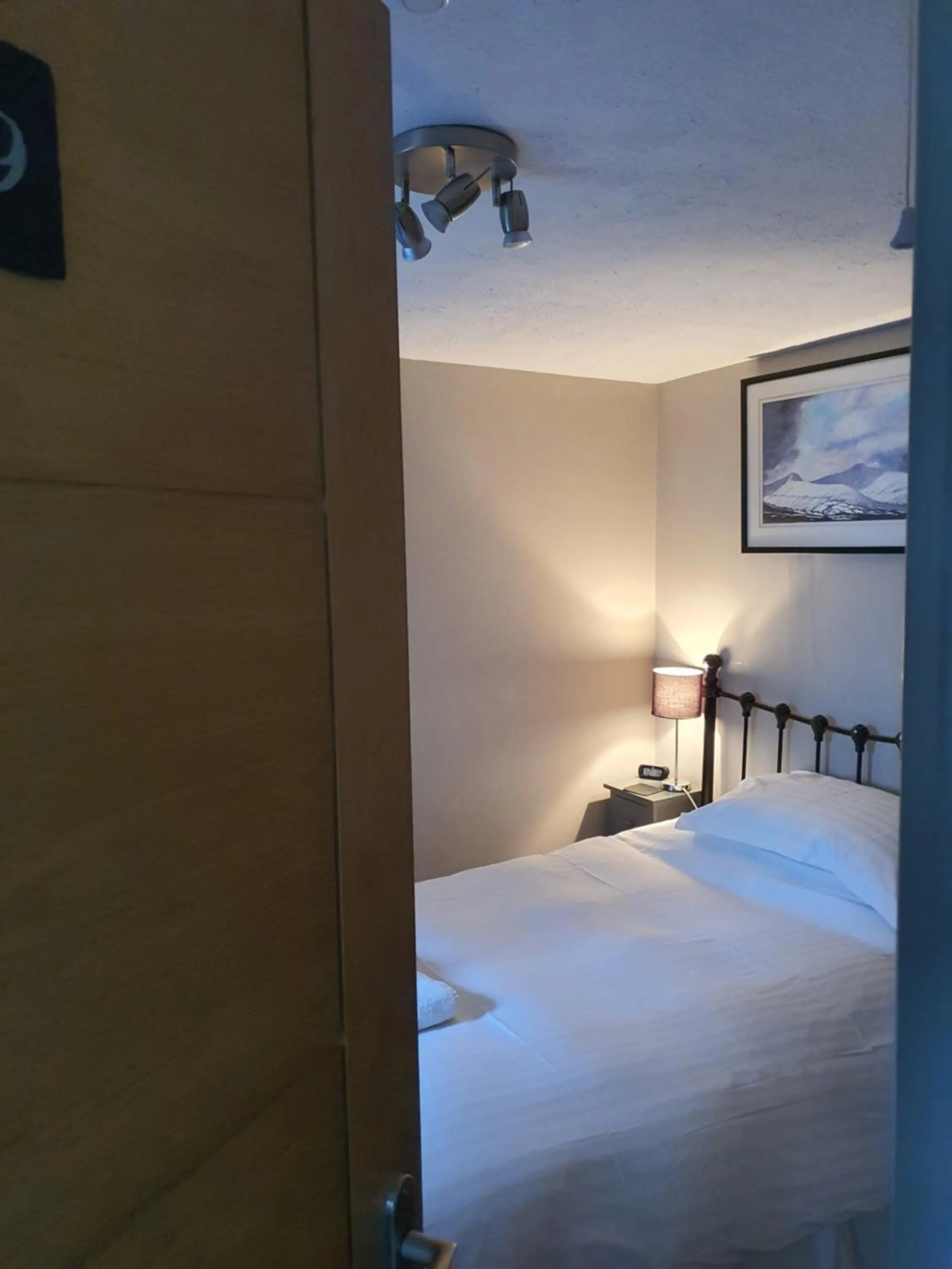 Bedroom, Bed in Dragon Inn